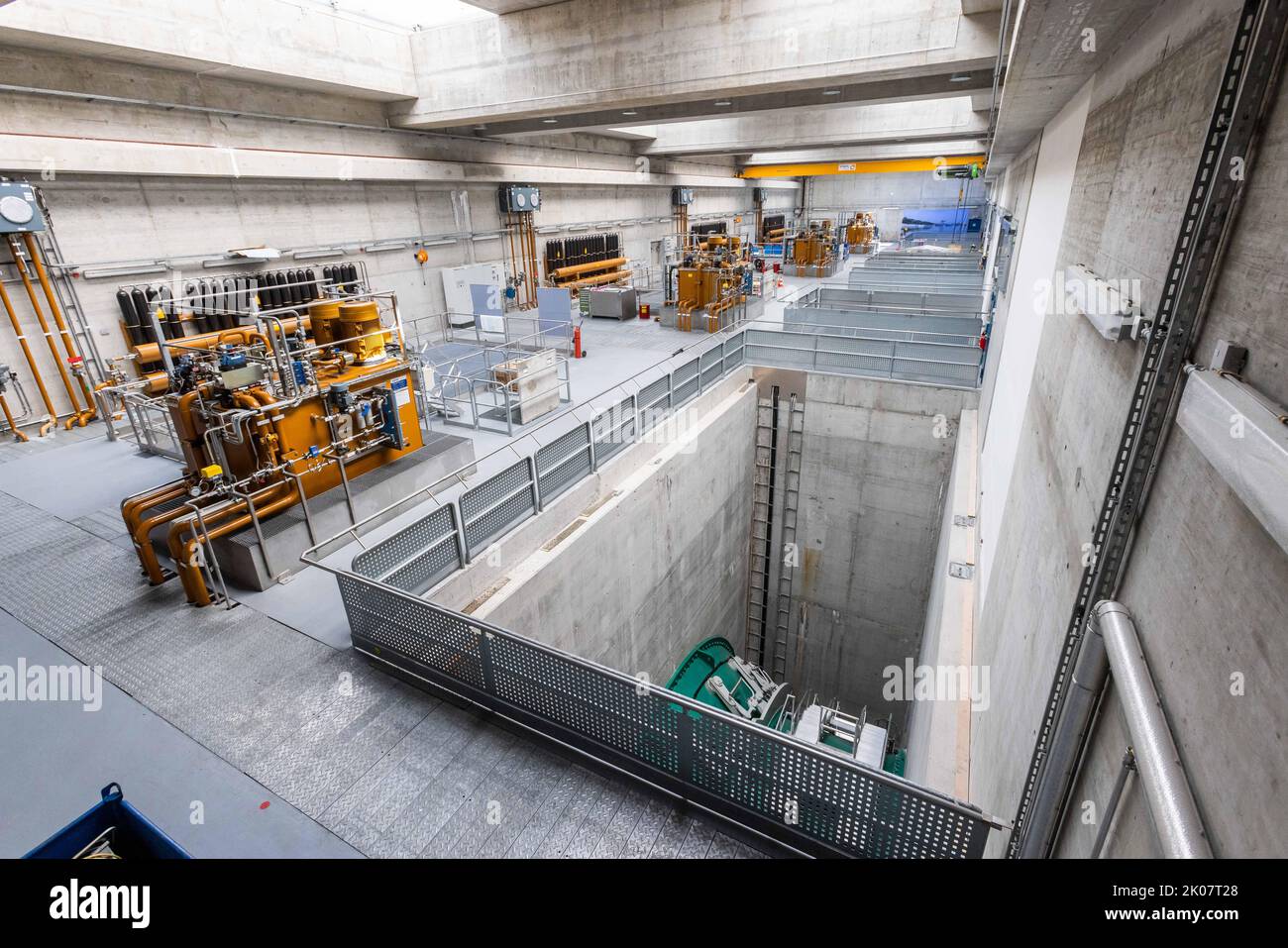 Rheinfelden, Schweiz. 09. August 2022. Im Maschinenhaus eines Wasserkraftwerks ist eine Kaplan-Glühturbine des Herstellers Voith zu sehen. Die Turbine mit einem Durchmesser von 6,50m hat einen maximalen Durchfluss von 375 Kubikmetern pro Sekunde und leistet 25000 kW. Das Wasserkraftwerk Rheinfelden wurde von 2003 bis 2010 umgebaut und produziert seitdem rund 100 Megawatt bei einer Durchflussrate von 1500 Kubikmetern Wasser pro Sekunde. Die Regelkapazität liegt bei rund 600 Millionen kWh pro Jahr. Quelle: Philipp von Ditfurth/dpa/Alamy Live News Stockfoto