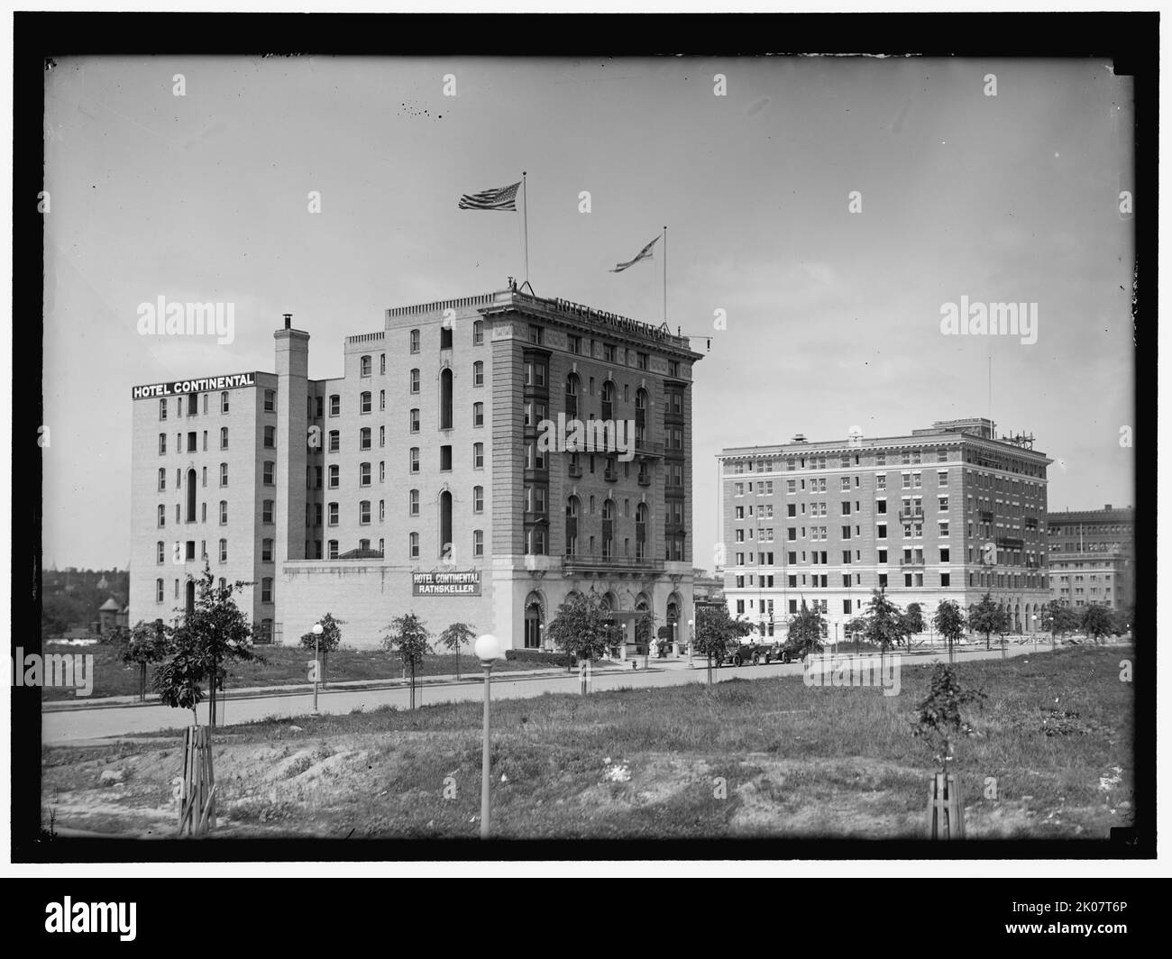 Hotel Continental, zwischen 1913 und 1917. Ratskeller - oder historisch Rathskeller - ist ein deutscher Begriff für eine Bar oder ein Restaurant im Keller eines Rathauses oder ähnliches. Das Gebäude steht unter der US-Flagge. Stockfoto