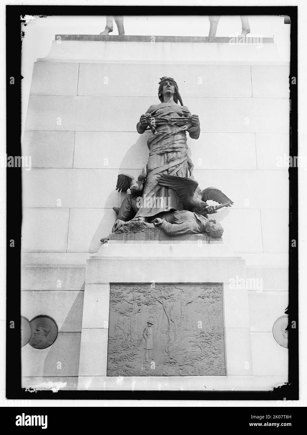 General William Tecumseh Sherman Monument, Washington, D.C., zwischen 1913 und 1917. [Detail der Basis einer Reiterstatue des amerikanischen Bürgerkriegsgenerals William Tecumseh Sherman. "War" auf der Westseite ist eine schreckliche Wut, die vor Wut und Hass brodelt und die Menschheit in Form eines toten jungen Soldaten zu ihren Füßen trampelt. Große Bronzegeier halten sich auf dem Körper fest, der kurz vor dem Festfressen steht, und fahren die berühmte Beobachtung Shermans, dass „Krieg die Hölle ist“, grafisch nach Hause.“]. Stockfoto