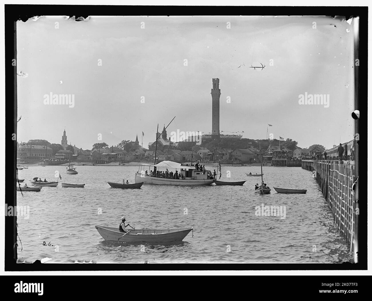 Blick auf Provincetown, Massachusetts, zwischen 1909 und 1923. Das zwischen 1907 und 1910 erbaute Pilgerdenkmal erinnert an den ersten Landfall der Pilger im Jahr 1620 und an die Unterzeichnung des Mayflower Compact im Provincetown Harbour. Stockfoto