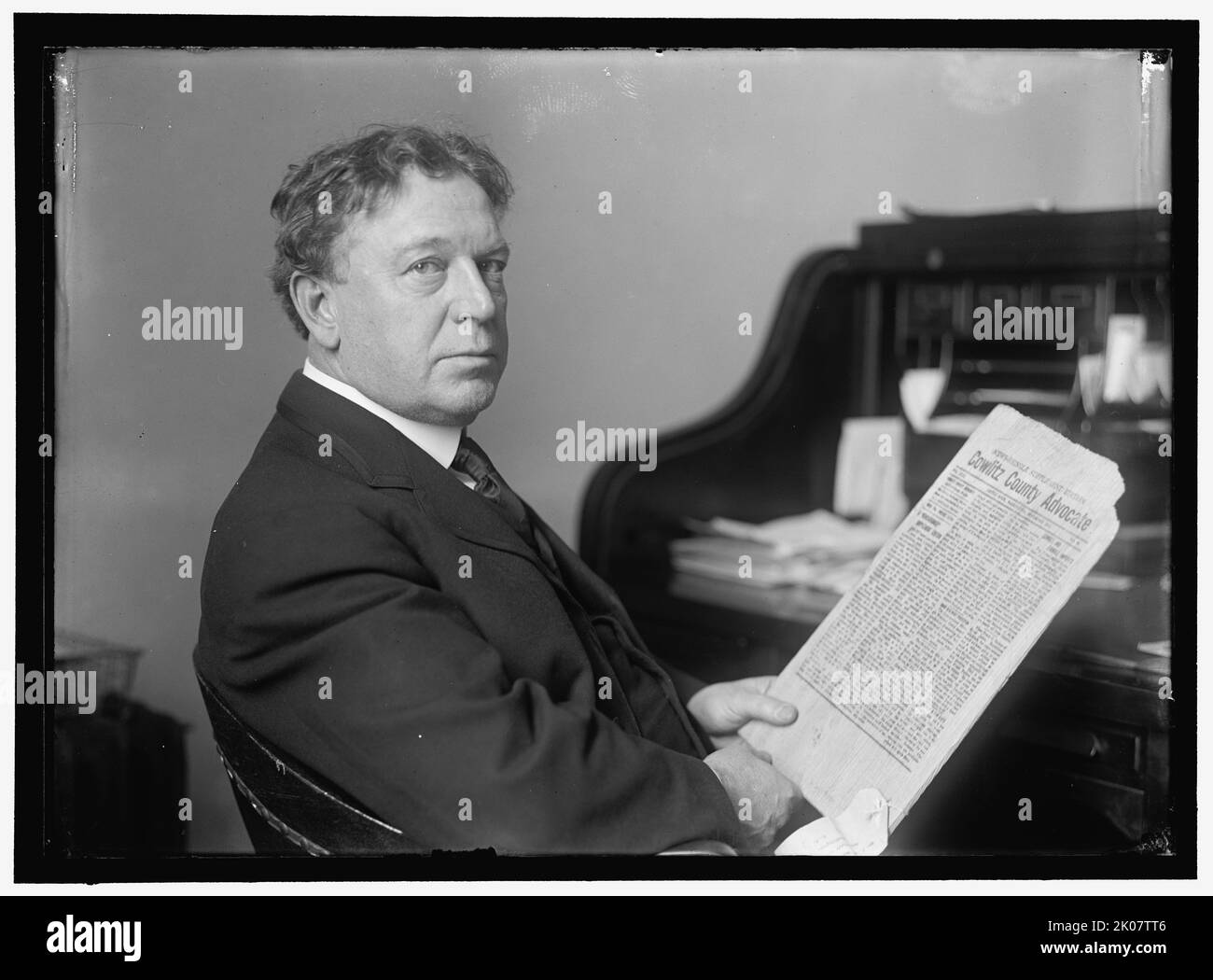 Senator Albert Johnson, zwischen 1909 und 1923. Amerikanischer Politiker beim Lesen der Beilage Cowlitz County Advocate. Stockfoto