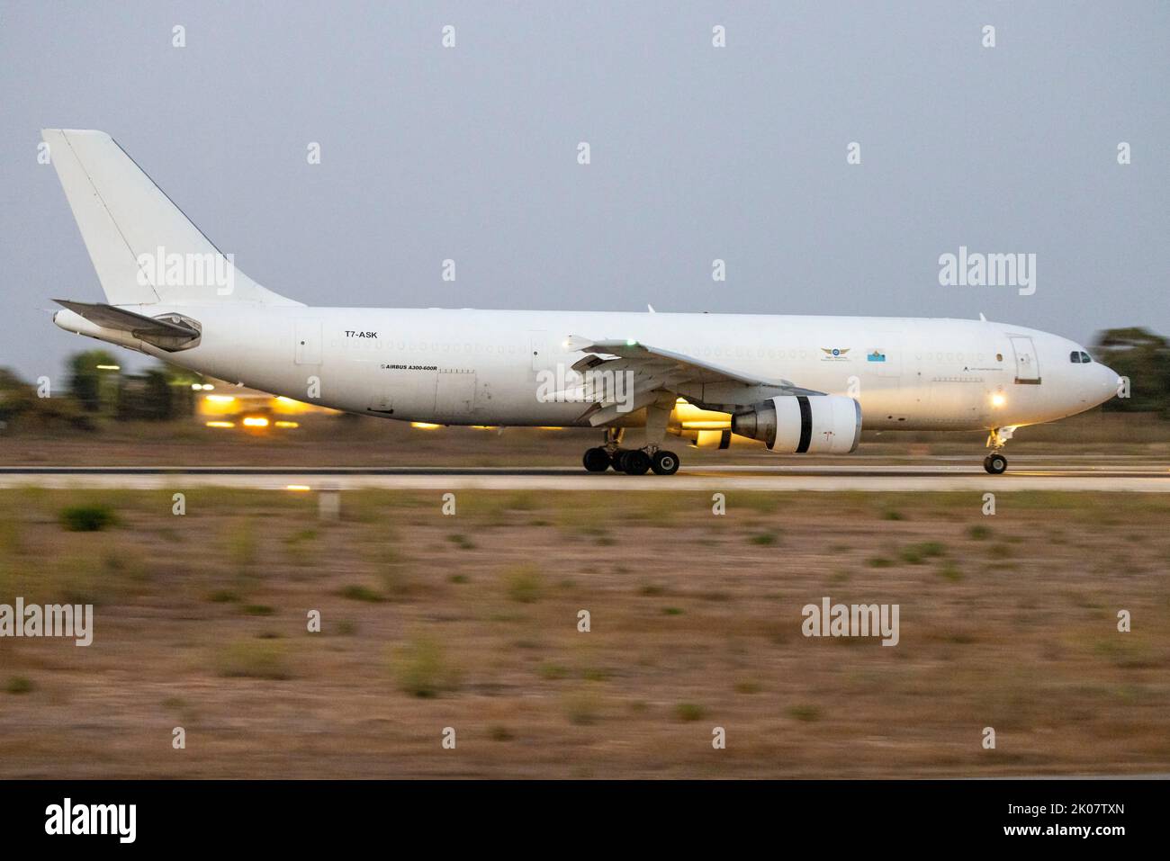 San Marino Executive Aviation Airbus A300B4-605R(F) (REG: T7-ASK) Ankunft als Flug LY881 aus Tel Aviv, Israel nach Sonnenuntergang. Stockfoto