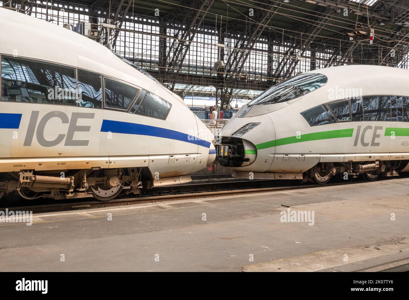 Köln August 2022: Zwei ICE-Züge im Kölner Bahnhof Stockfoto