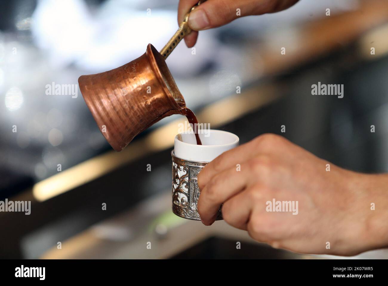 Ankara, T¨¹rkiye. 6. September 2022. Ein Mitarbeiter bereitet türkischen Kaffee für Kunden in Ankara, T¨¹rkiye, 6. September 2022 zu. ZUM ARTIKEL "Feature: Türkischer Kaffee, Ritual tief in der Geschichte verankert" Credit: Mustafa Kaya/Xinhua/Alamy Live News Stockfoto