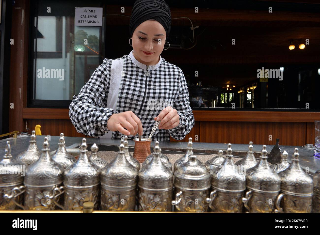 Ankara, T¨¹rkiye. 6. September 2022. Ein Mitarbeiter bereitet türkischen Kaffee für Kunden in Ankara, T¨¹rkiye, 6. September 2022 zu. ZUM ARTIKEL "Feature: Türkischer Kaffee, Ritual tief in der Geschichte verankert" Credit: Mustafa Kaya/Xinhua/Alamy Live News Stockfoto