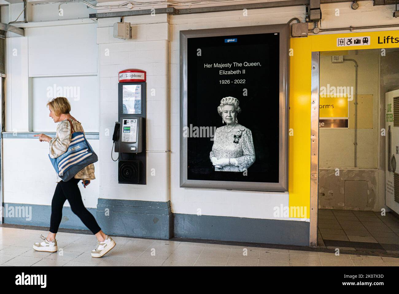 London, Großbritannien. 10. September 2022. Ein Porträt von Königin Elisabeth II. Wird am Wimbledon-Bahnhof im Südwesten gezeigt, während die Nation eine 10-tägige Trauerperiode beginnt. Königin Elizabeth II. War die längste regierende Monarchin Großbritanniens, die am Mittwoch, dem 8. September, im Alter von 96 Jahren im Balmoral Castle starb und von ihrem Sohn König Charles III abgelöst wird. Credit amer Ghazzal/Alamy Live News Stockfoto