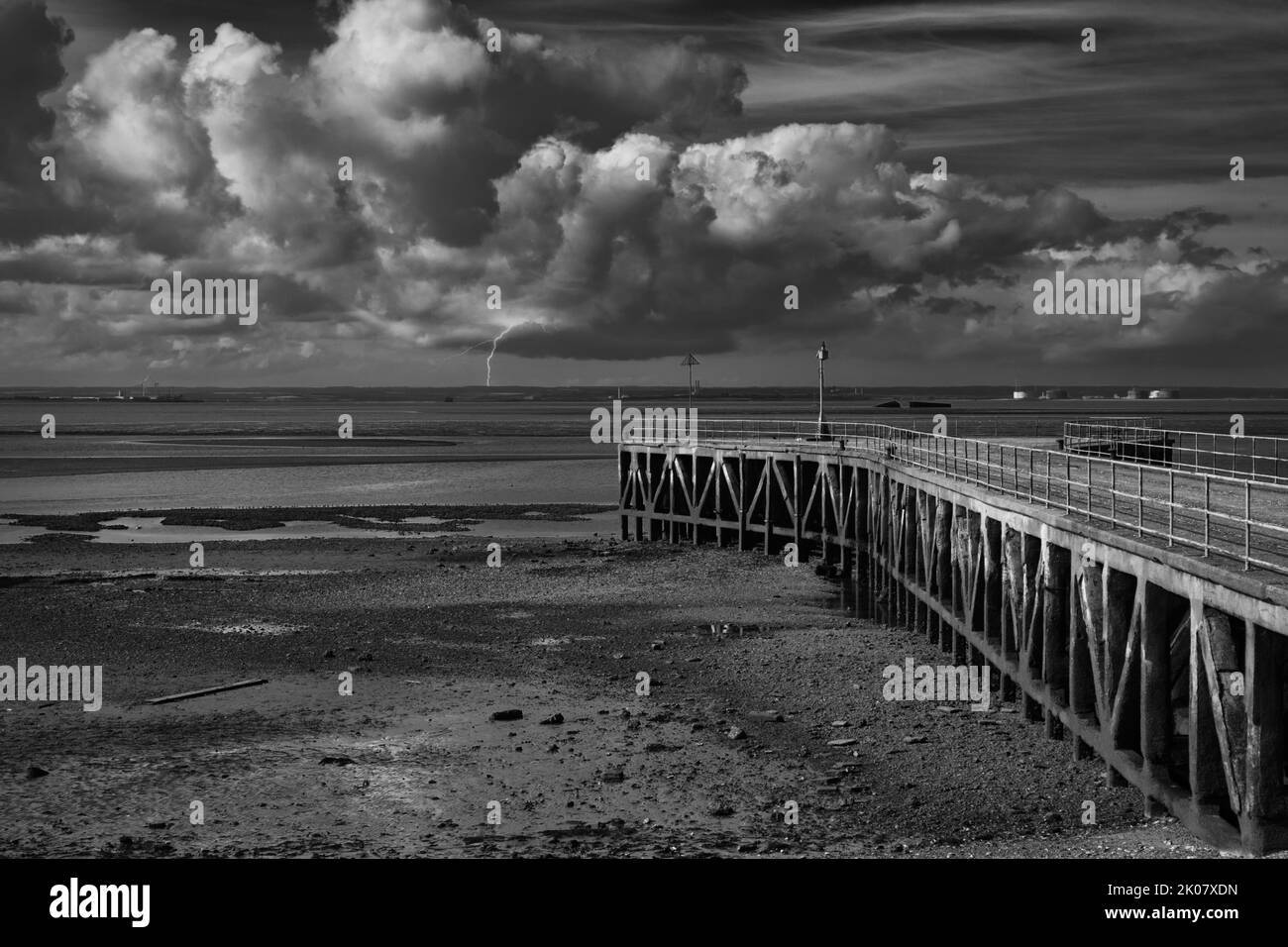 Verlassene Pier wartet auf den Sturm im Gunners Park in Shoeburyness an der Südostküste Englands Stockfoto