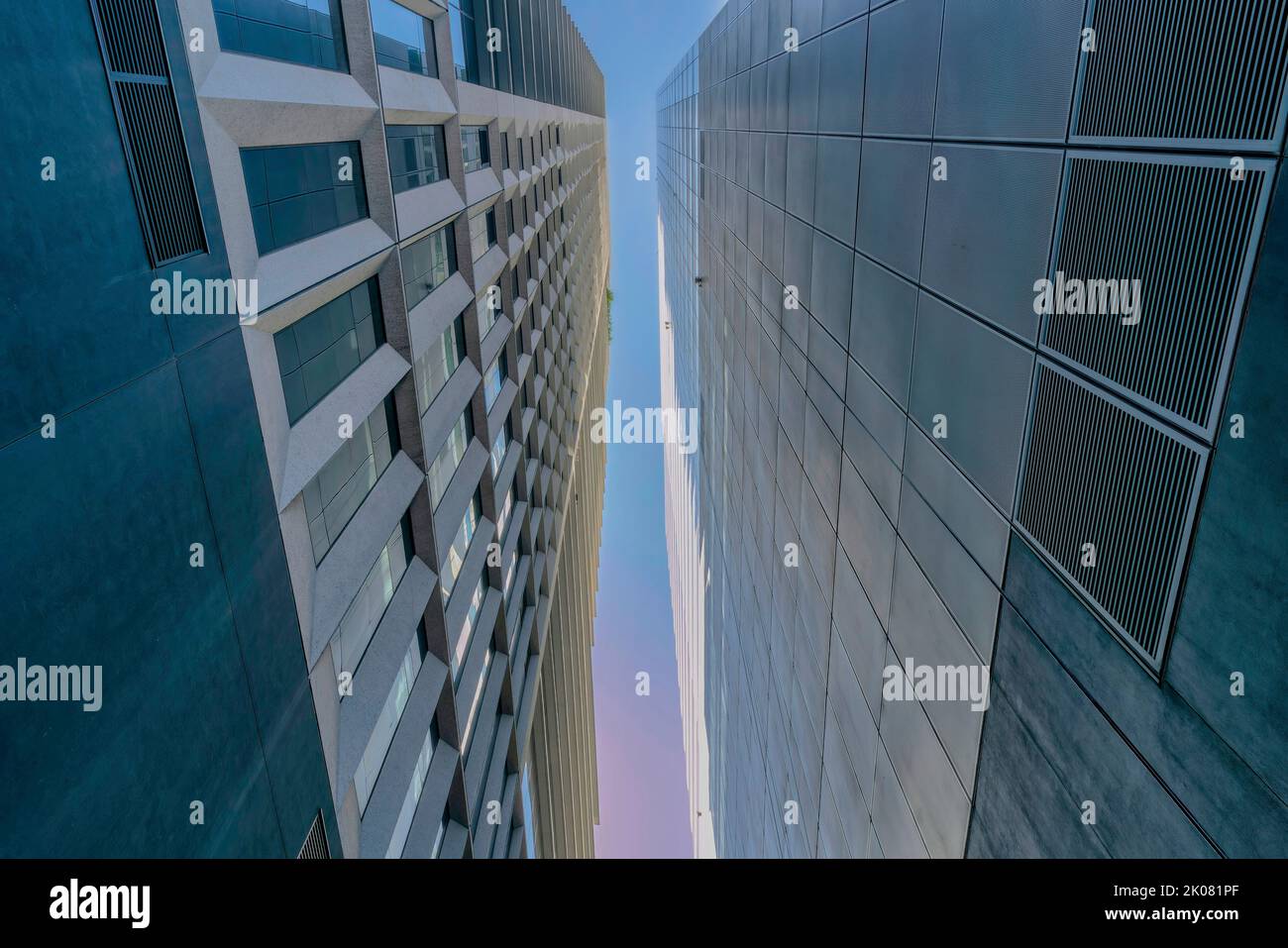 Blick auf das Äußere moderner Gebäude und den blauen Himmel von einer Hintergasse aus. Wohnungen oder Büros in Austin Texas von der Passage aus gesehen Stockfoto