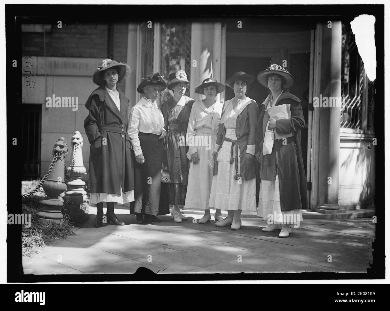 Von links nach rechts: Frau W. Watson, Frau Lavena? Dock, Miss Catherine Flanagan, Miss Edna Dixon, Miss Natalie Gray?, Miss Lucy Ewing, Zwischen 1916 und 1918. Edna Dixon gehörte zu den Silent Sentinels, die von Januar 1917 bis Juni 1919 das Weiße Haus von Präsident Woodrow Wilson präkettierten. Im Alter von 23 Jahren war sie eine von sechs Frauen, die am 17. August 1917 verhaftet wurden. Die anderen Frauen waren Lavinia Dock von Pennsylvania, Lucy Ewing von Illinois, Natalie Gray von Colorado, Catherine Flanagan von Connecticut und Madeleine Watson von Illinois. Stockfoto Von links nach rechts: Frau W. Watson, Frau Lavena? Dock, Miss Catherine Flanagan, Miss Edna Dixon, Miss Natalie Gray?, Miss Lucy Ewing, Zwischen 1916 und 1918. Edna Dixon gehörte zu den Silent Sentinels, die von Januar 1917 bis Juni 1919 das Weiße Haus von Präsident Woodrow Wilson präkettierten. Im Alter von 23 Jahren war sie eine von sechs Frauen, die am 17. August 1917 verhaftet wurden. Die anderen Frauen waren Lavinia Dock von Pennsylvania, Lucy Ewing von Illinois, Natalie Gray von Colorado, Catherine Flanagan von Connecticut und Madeleine Watson von Illinois. Stockfoto