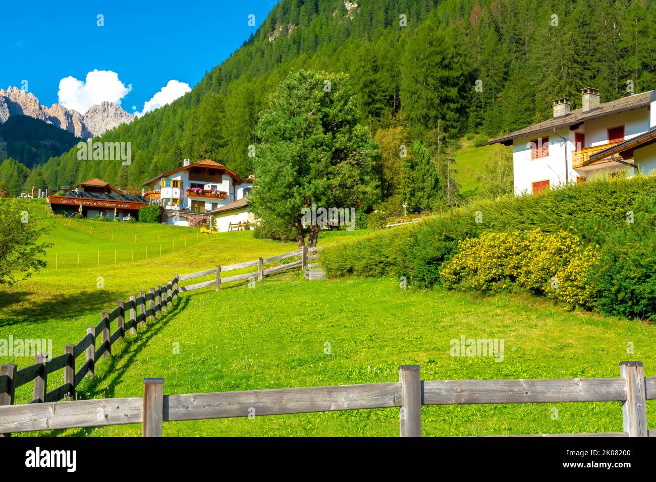 Santa Cristina Valgardena, Stadt und Gemeinde in Norditalien, in den Dolomiten / Italien - August 29 2022: Santa Cristina Valgardena Stadt und c Stockfoto