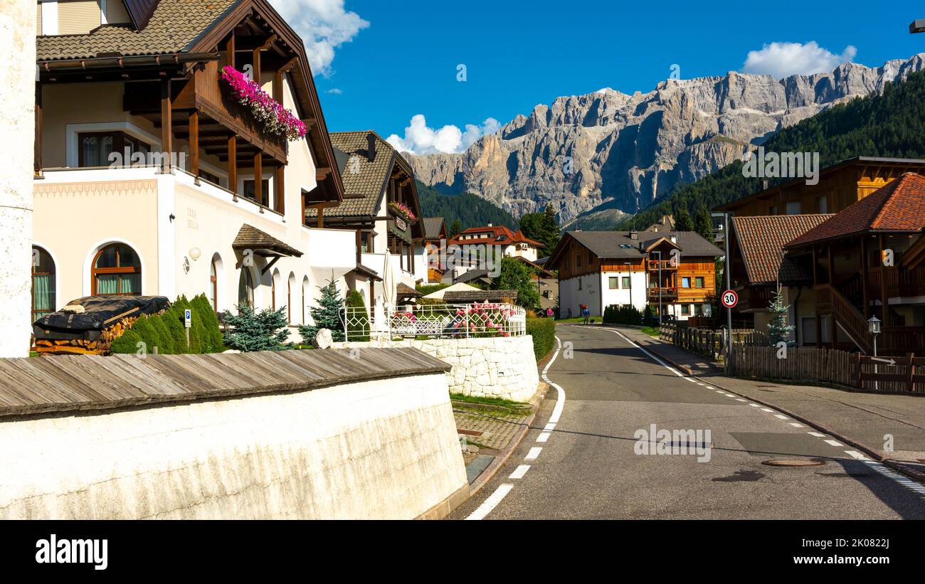 Santa Cristina Valgardena, Stadt und Gemeinde in Norditalien, in den Dolomiten / Italien - August 29 2022: Santa Cristina Valgardena Stadt und c Stockfoto