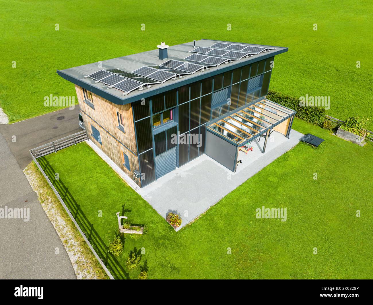 Wärme- und Strom-unabhängiges nachhaltiges Holzhaus mit Kollektoren auf Dach und Fassade Stockfoto