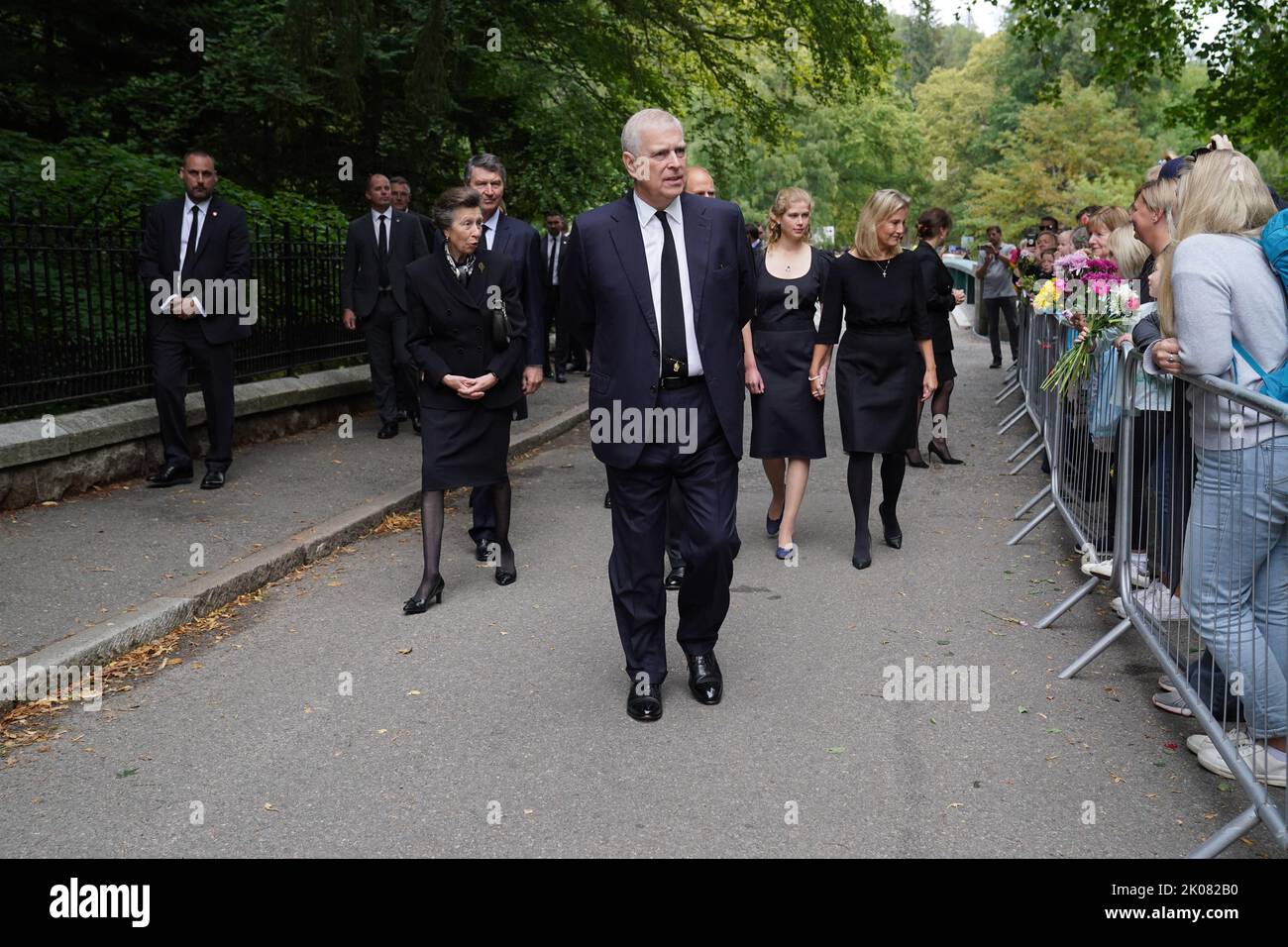 (Von links nach rechts) die Prinzessin Royal, der Vizeadmiral Timothy Laurence, der Herzog von York, Lady Louise Windsor und die Gräfin von Wessex auf einem Rundgang, um den Mitgliedern der Öffentlichkeit in Balmoral in Schottland nach dem Tod von Königin Elizabeth II am Donnerstag zu danken. Bilddatum: Samstag, 10. September 2022. Stockfoto