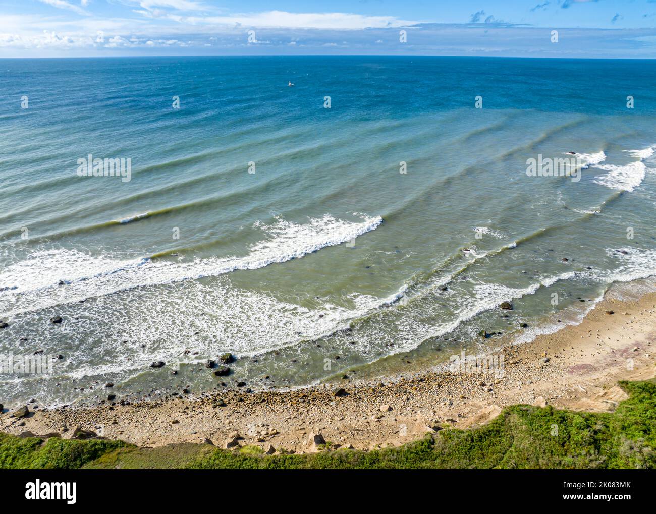 Luftaufnahme des felsigen Strandes und Ozeans in Montauk, NY Stockfoto