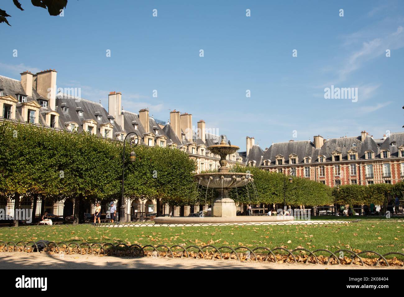 Paris, Frankreich. August 2022. Der Place de Vosges ist einer der schönsten Plätze in Paris. Hochwertige Fotos Stockfoto