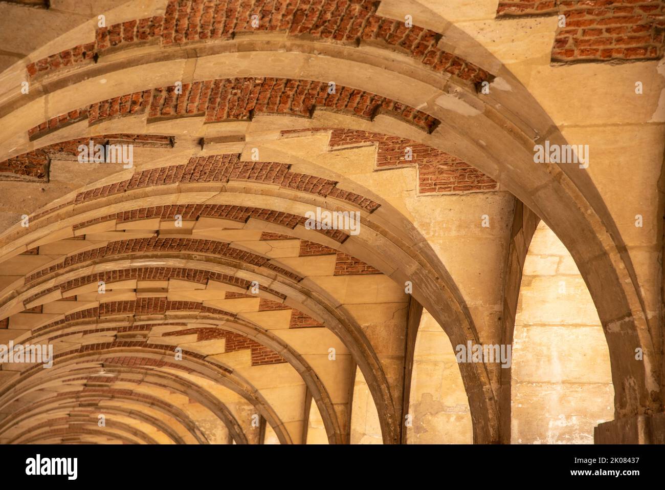 Paris, Frankreich. August 2022. Die Bögen des Place des Vosges. Hochwertige Fotos Stockfoto