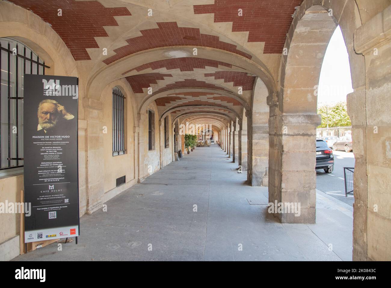 Paris, Frankreich. August 2022. Die Bögen des Place des Vosges. Hochwertige Fotos Stockfoto