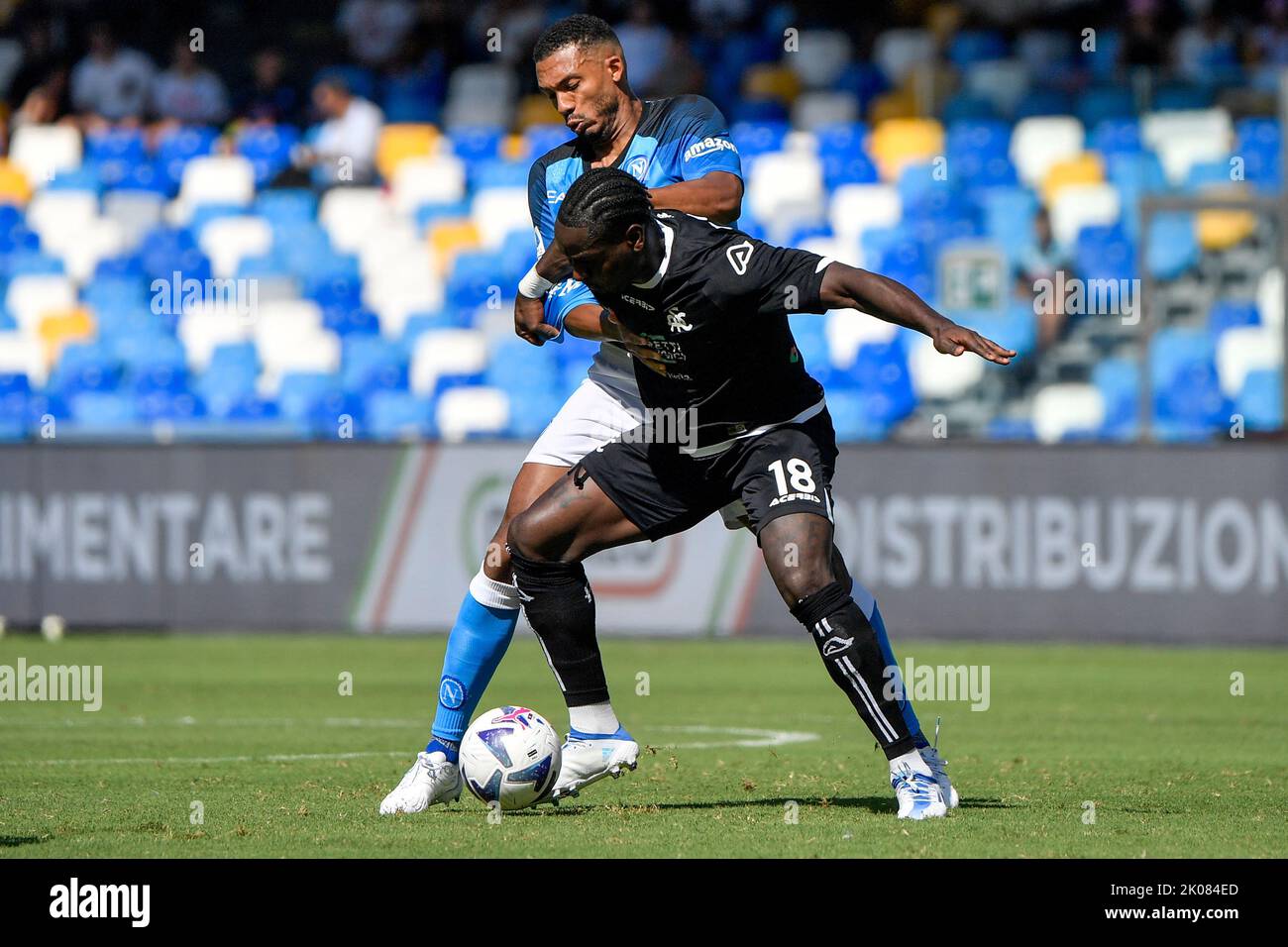 Napoli, Italien. 10. September 2022. Juan Jesus von SSC Napoli und M Bala Nzola von Spezia Calcio konkurrieren um den Ball während der Serie A Fußballspiel zwischen SSC Napoli und Spezia Calcio im Diego Armando Maradona Stadion in Napoli (Italien), 10.. September 2022. Foto Andrea Staccioli/Insidefoto Kredit: Insidefoto di andrea staccioli/Alamy Live News Stockfoto