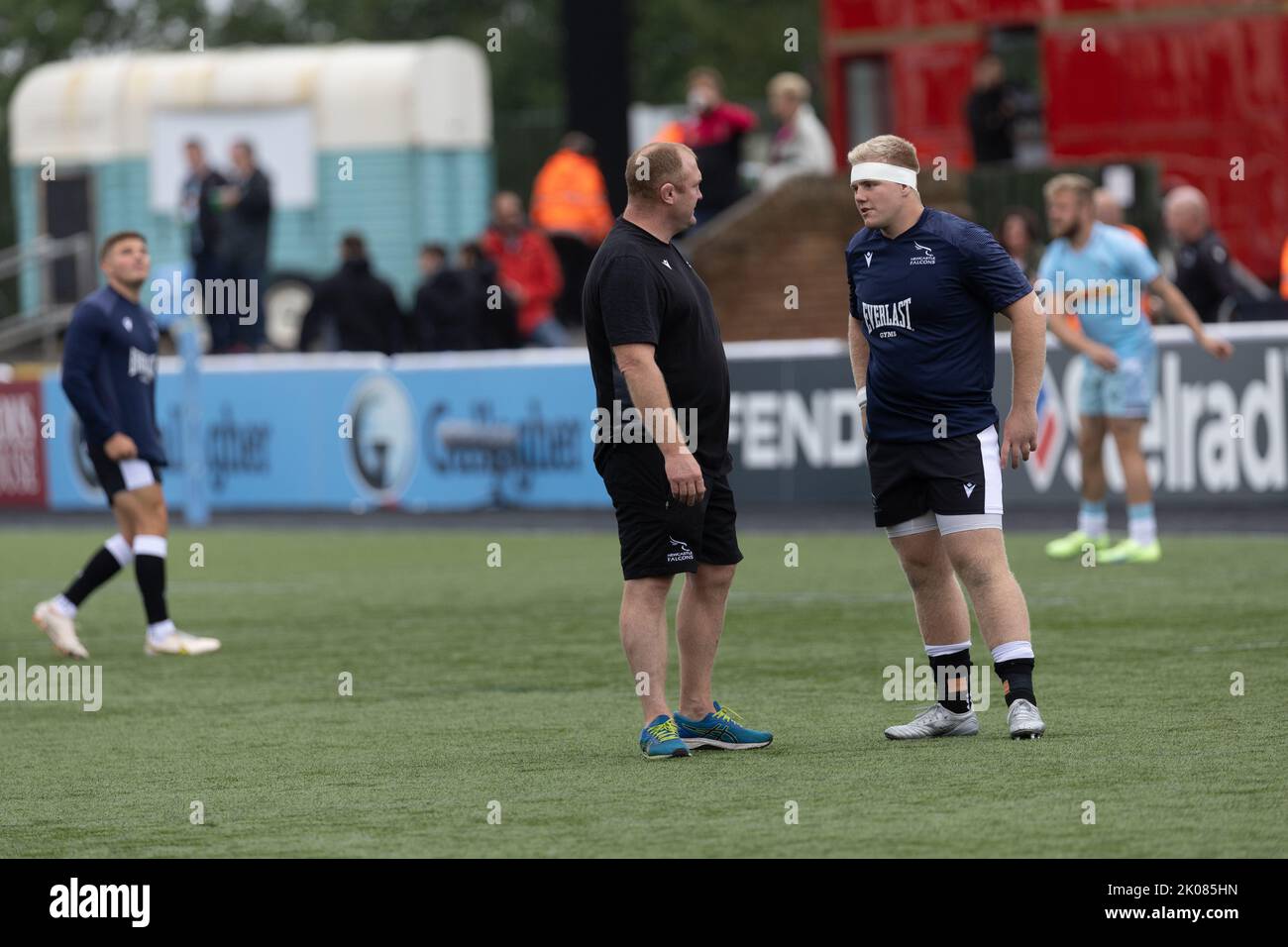 Newcastle, Großbritannien. 10. September 2022. Phil Brantingham von Newcastle Falcons chattet mit Tim Payne vor dem Spiel der Gallagher Premiership zwischen Newcastle Falcons und Harlequins im Kingston Park, Newcastle am Samstag, den 10.. September 2022. (Kredit: Chris Lishman | MI News) Kredit: MI Nachrichten & Sport /Alamy Live News Stockfoto