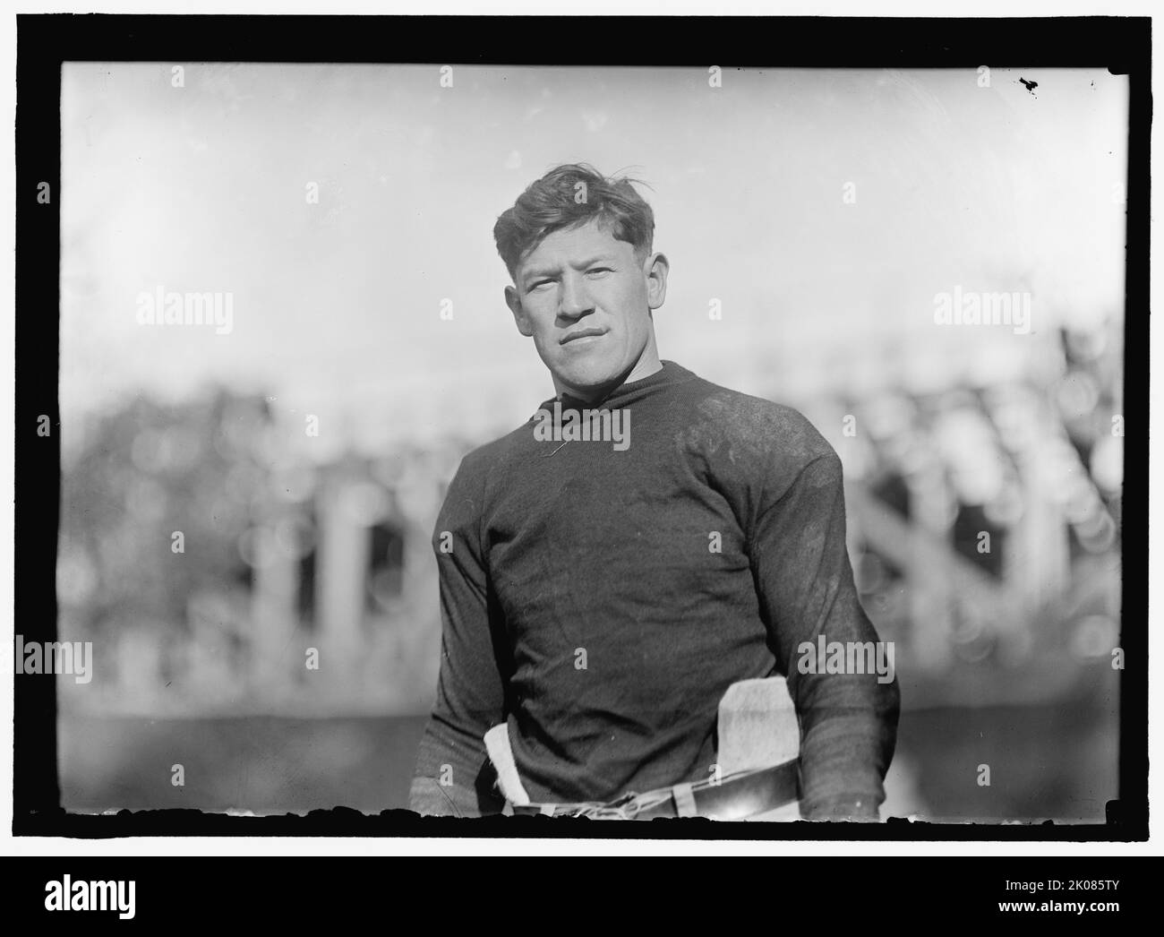 Fußballspieler Jim Thorpe, zwischen 1910 und 1920. Der Athlet und Olympiasieger James Francis Thorpe war der erste amerikanische Ureinwohner, der bei den Olympischen Spielen eine Goldmedaille für die Vereinigten Staaten gewann. Thorpe, ein Mitglied der SAC und Fox Nation, gewann bei den Olympischen Sommerspielen 1912 zwei olympische Goldmedaillen und spielte auch American Football, Baseballspiele und Basketball. Stockfoto