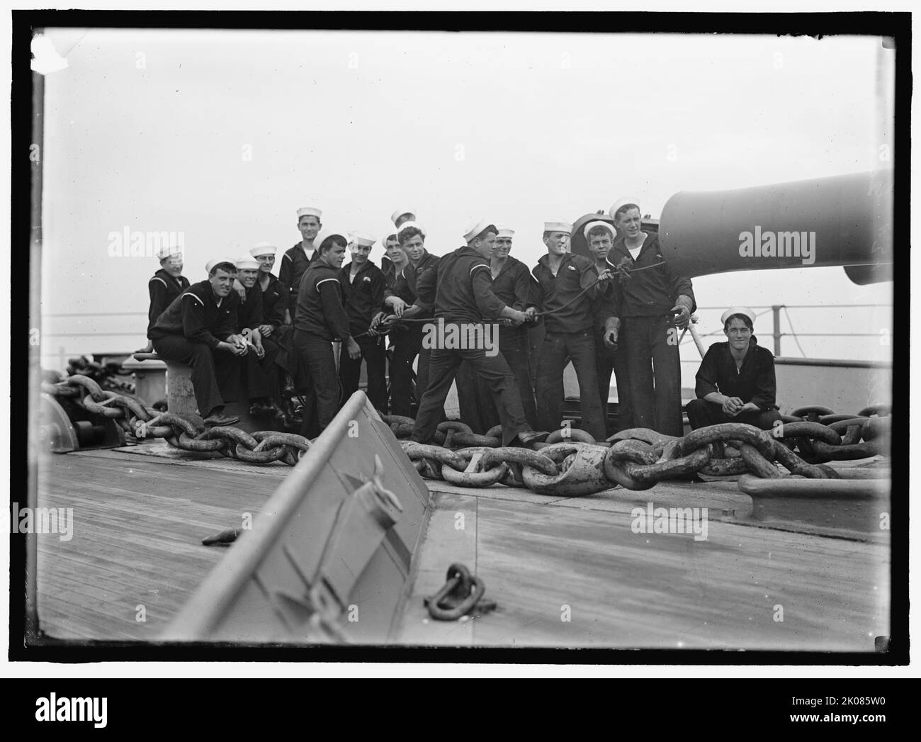 Reinigung 12' Pistole, zwischen 1910 und 1920. US-Navy-Mitarbeiter. Stockfoto