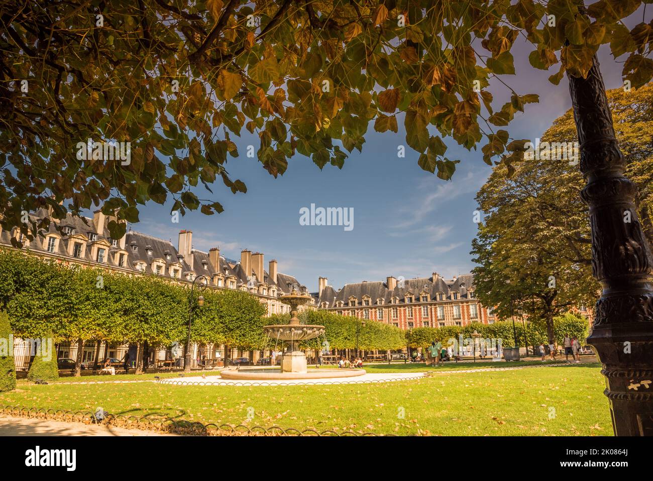 Paris, Frankreich. August 2022. Der Place de Vosges ist einer der schönsten Plätze in Paris. Hochwertige Fotos Stockfoto