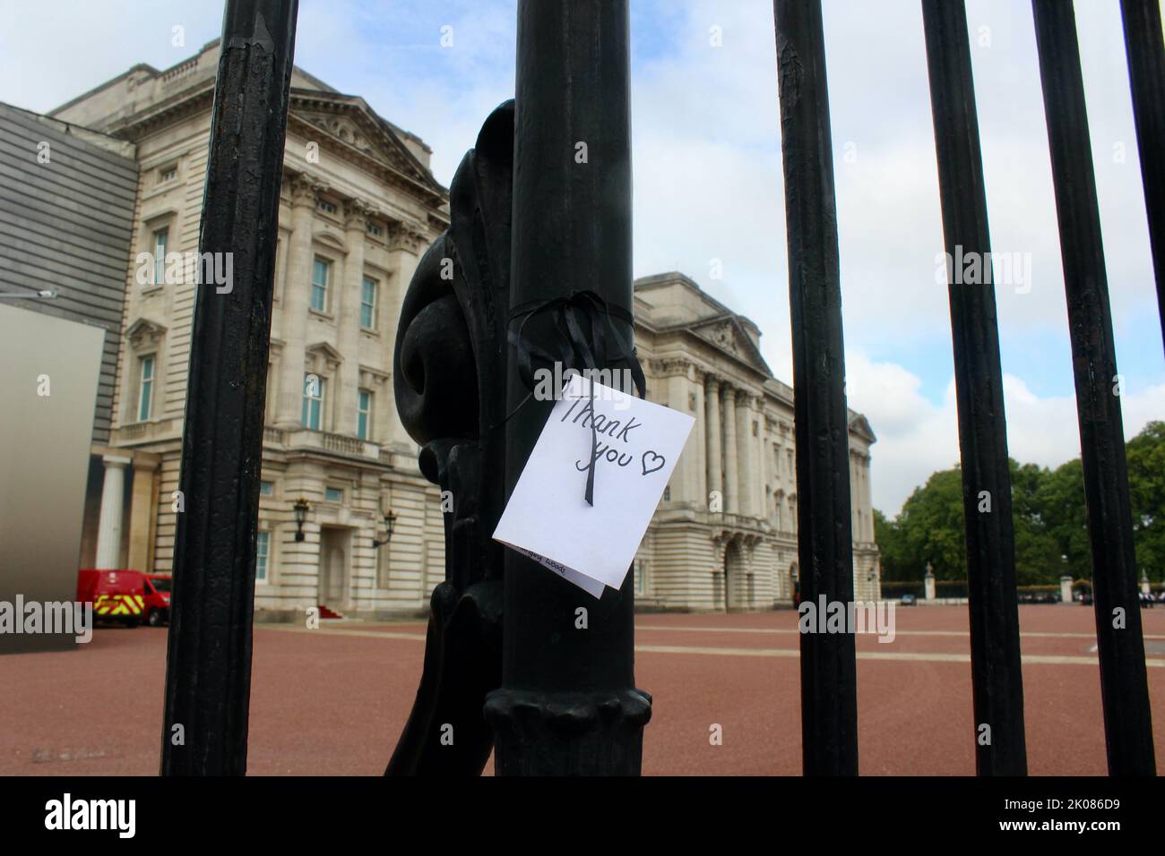 Eine einfache Dankesnote an die Königin; Szenen aus dem Zentrum londons ...