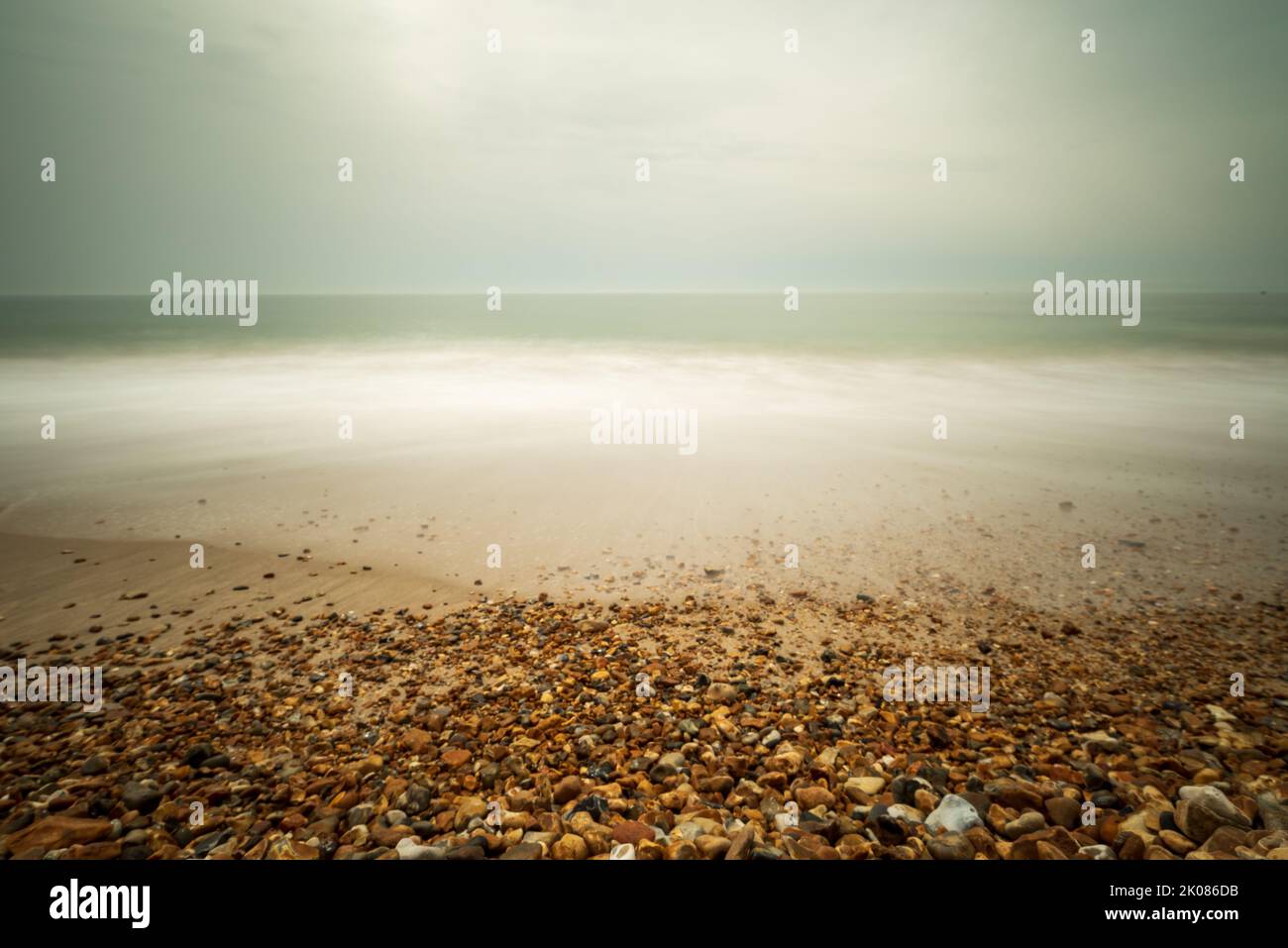 Kieselsteine am Strand, glattes Meer, weich, verschwommen, verträumt Stockfoto