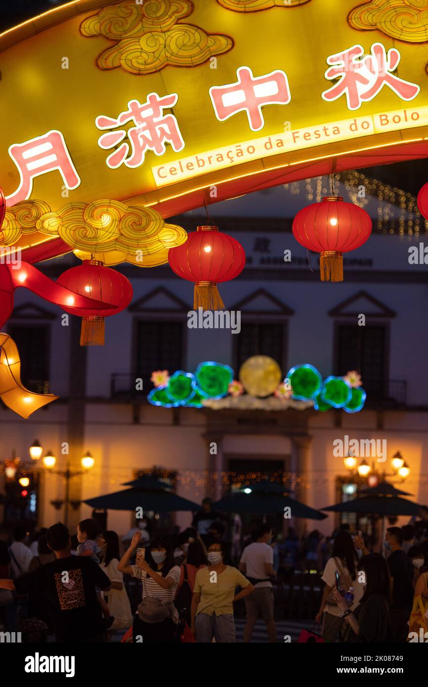 Macau. 10. September 2022. Während des Mid-Autumn Festivals auf dem Senado Platz im südchinesischen Macao, 10. September 2022, sehen die Menschen Lichtinstallationen. Quelle: Cheong Kam Ka/Xinhua/Alamy Live News Stockfoto