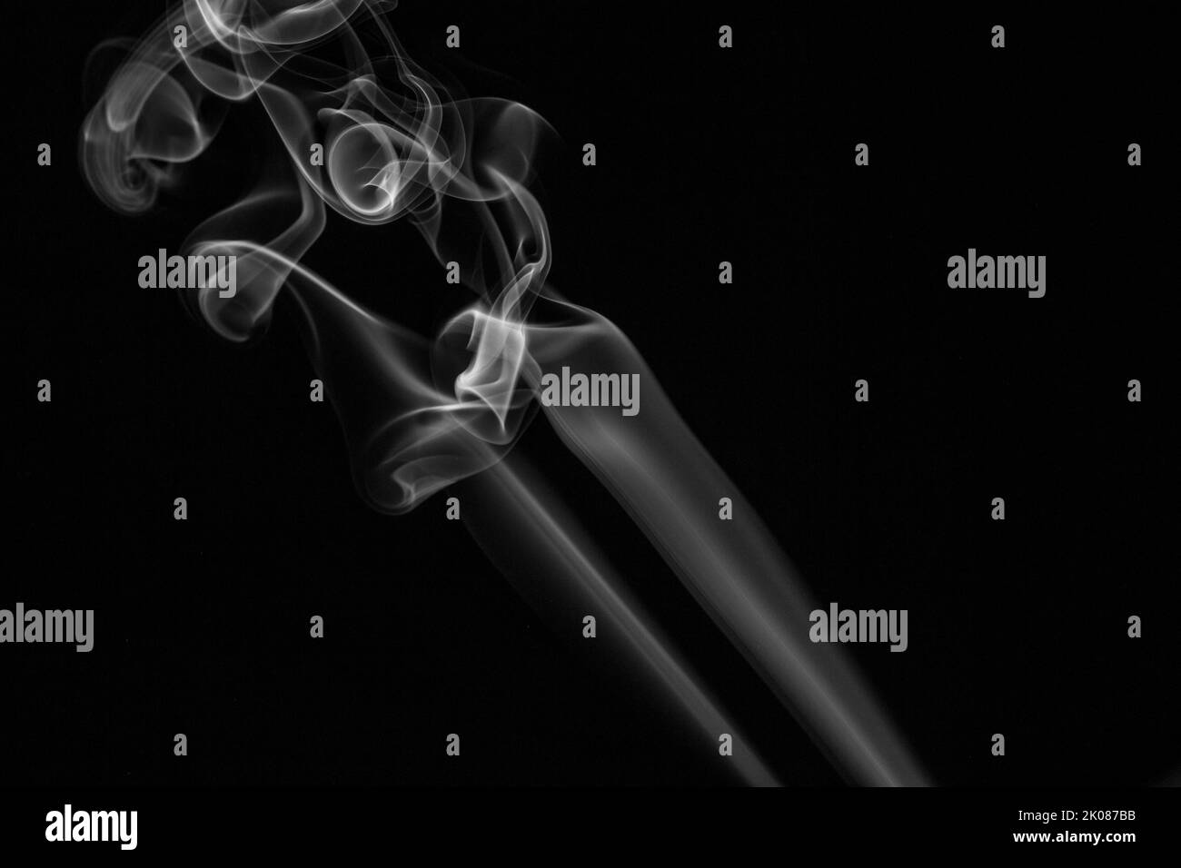 Rauchdampf auf schwarzem Hintergrund eingestellt Stockfoto