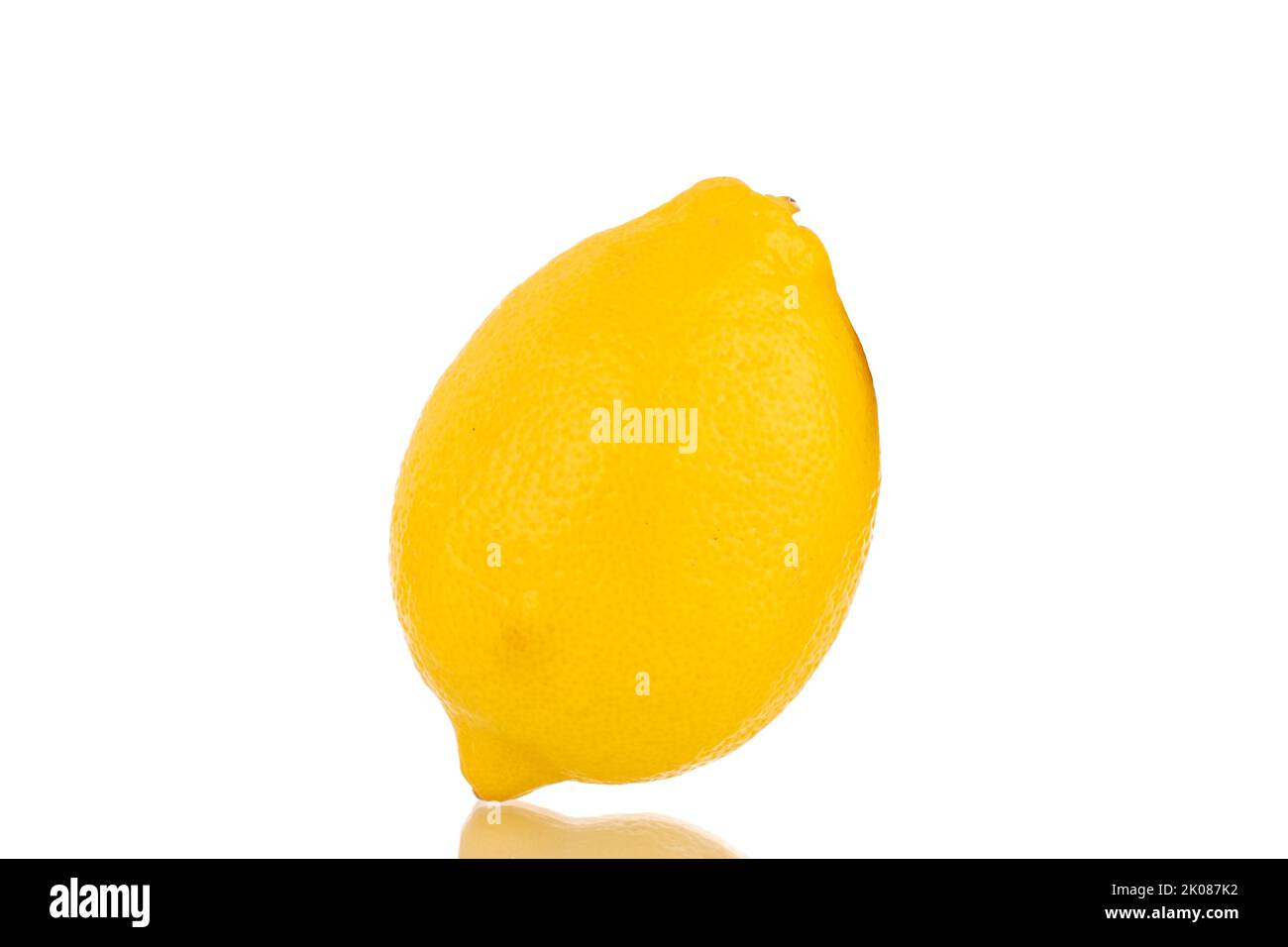 Eine leuchtend gelbe, saftige Zitrone, Makro, isoliert auf weißem Hintergrund. Stockfoto