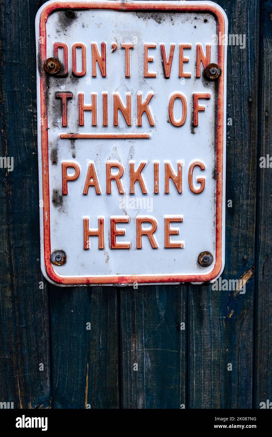 Denken Sie nicht einmal daran, hier ein Warnschild am Garagentor zu parken Stockfoto
