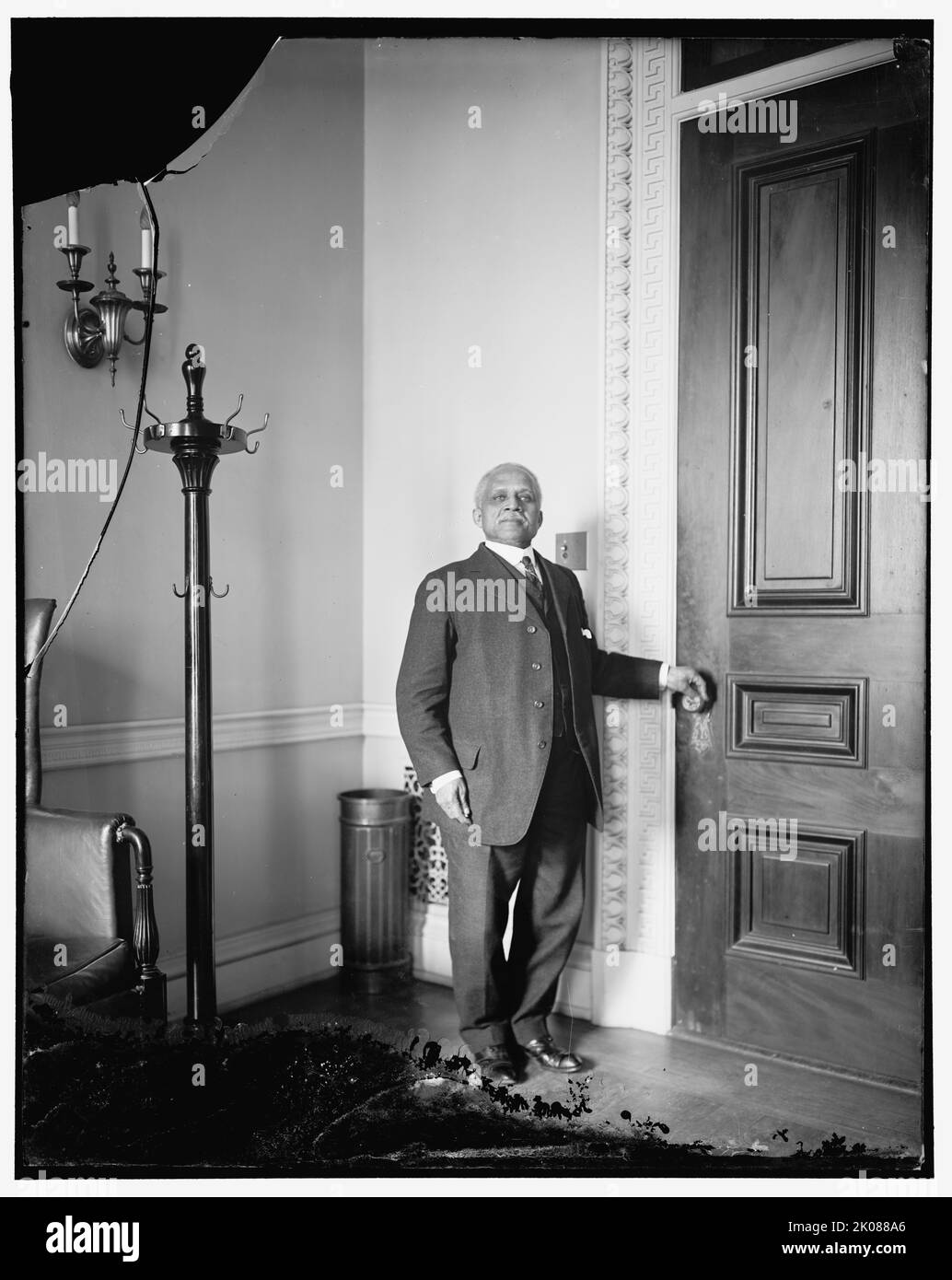 Türsteher in der State Dept, zwischen 1910 und 1920. Afroamerikanischer Mann im Regierungsgebäude, Washington, D.C. Stockfoto