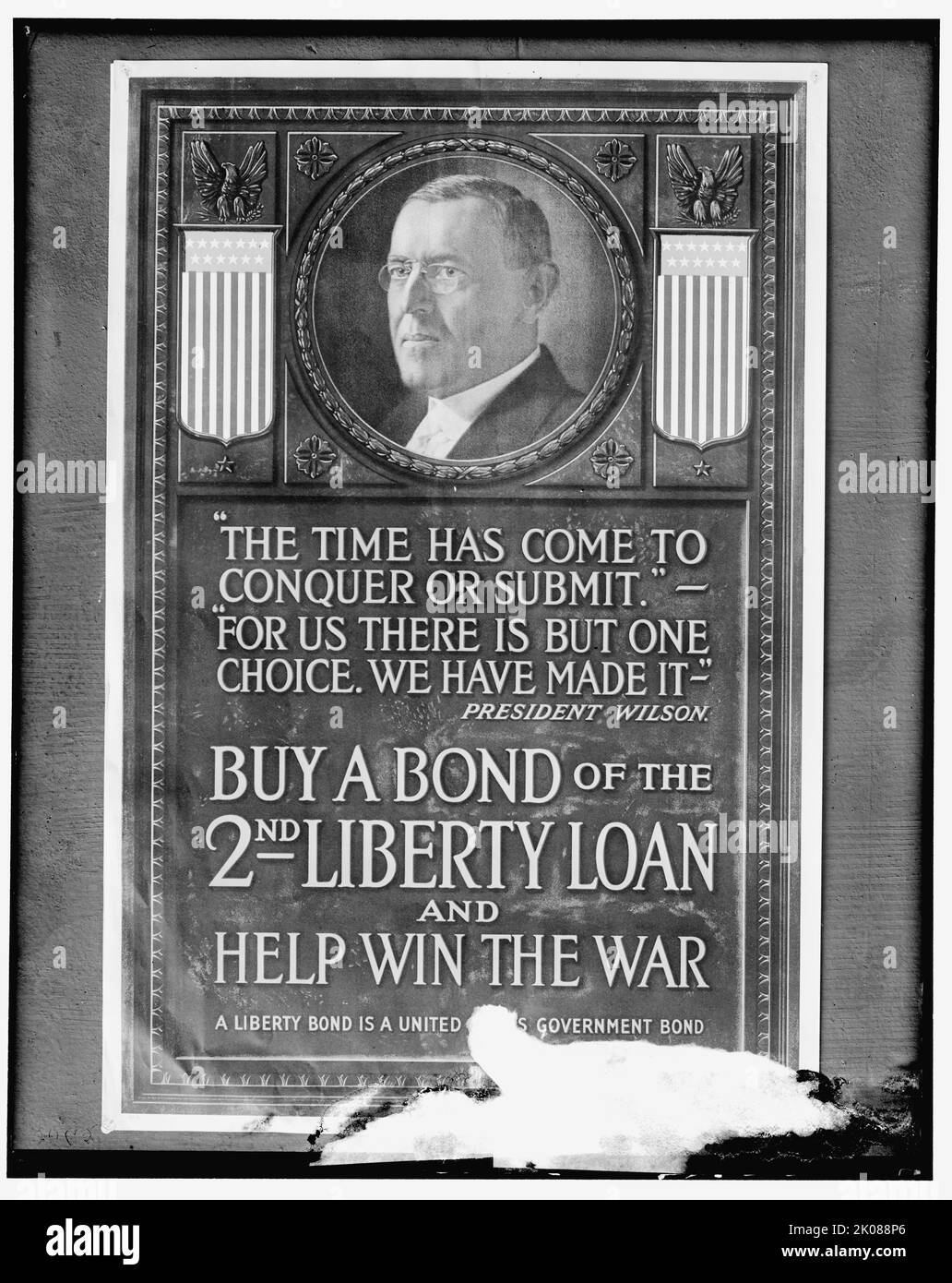 Liberty Loan Poster, zwischen 1914 und 1918. Erstes Plakat zum Weltkrieg mit Porträt des US-Präsidenten Woodrow Wilson: "Die Zeit ist gekommen, zu erobern oder sich zu unterwerfen. Für uns gibt es nur eine Wahl. Wir haben es geschafft“. Kaufen Sie eine Anleihe des Liberty-Darlehens von 2. und helfen Sie, den Krieg zu gewinnen; eine Liberty-Anleihe ist eine Anleihe der US-Regierung.“ Stockfoto