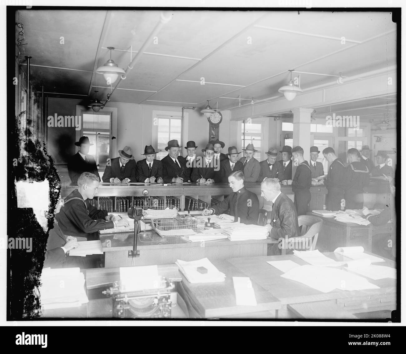 Eröffnung der Gebote, Navy Dept. Bureau of Accts, zwischen 1910 und 1920. USA. Stockfoto