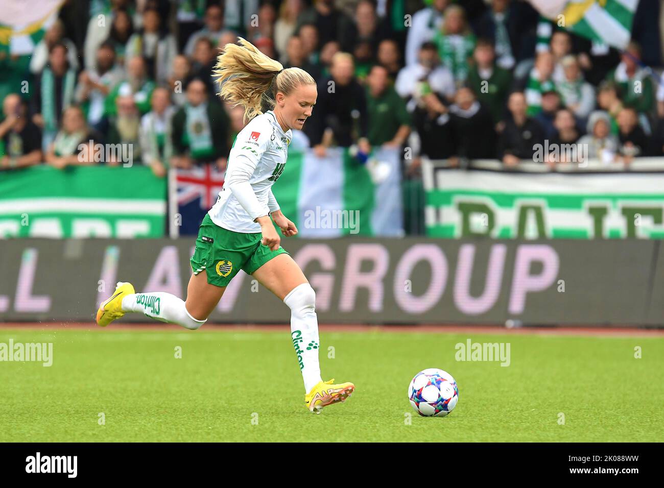 Stockholm, Schweden. 10. September 2022. Stockholm, Schweden, 10. 2022. September: Matilda Vinberg (13 Hammarby) steuert den Ball im Spiel in der Schwedischen Liga OBOS Damallsvenskan am 10. 2022. September zwischen Hammarby IF und FC Rosengard bei Hammarby IP in Stockholm, Schweden (Peter Sonander/SPP) Credit: SPP Sport Press Photo. /Alamy Live News Stockfoto