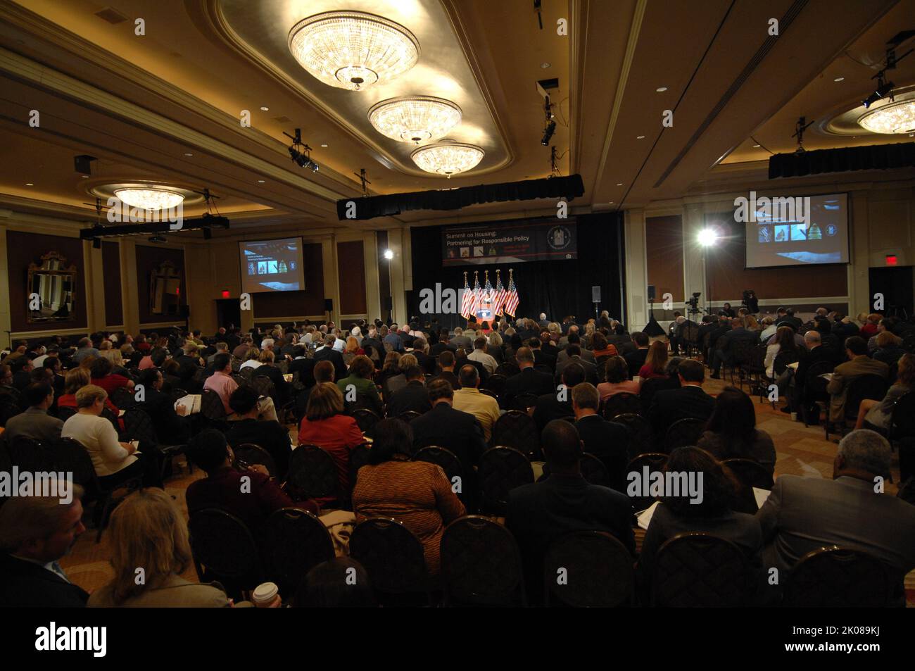 Housing Summit – vom HUD gesponserter Gipfel zum Thema Wohnen, „Partnering for Responsible Policy“, im Mandarin Hotel, Washington, D.C. Thema des Housing Summit: HUD-gesponserter Wohnungsbaugipfel „Partnering for Responsible Policy“ im Mandarin Hotel, Washington, D.C. Stockfoto