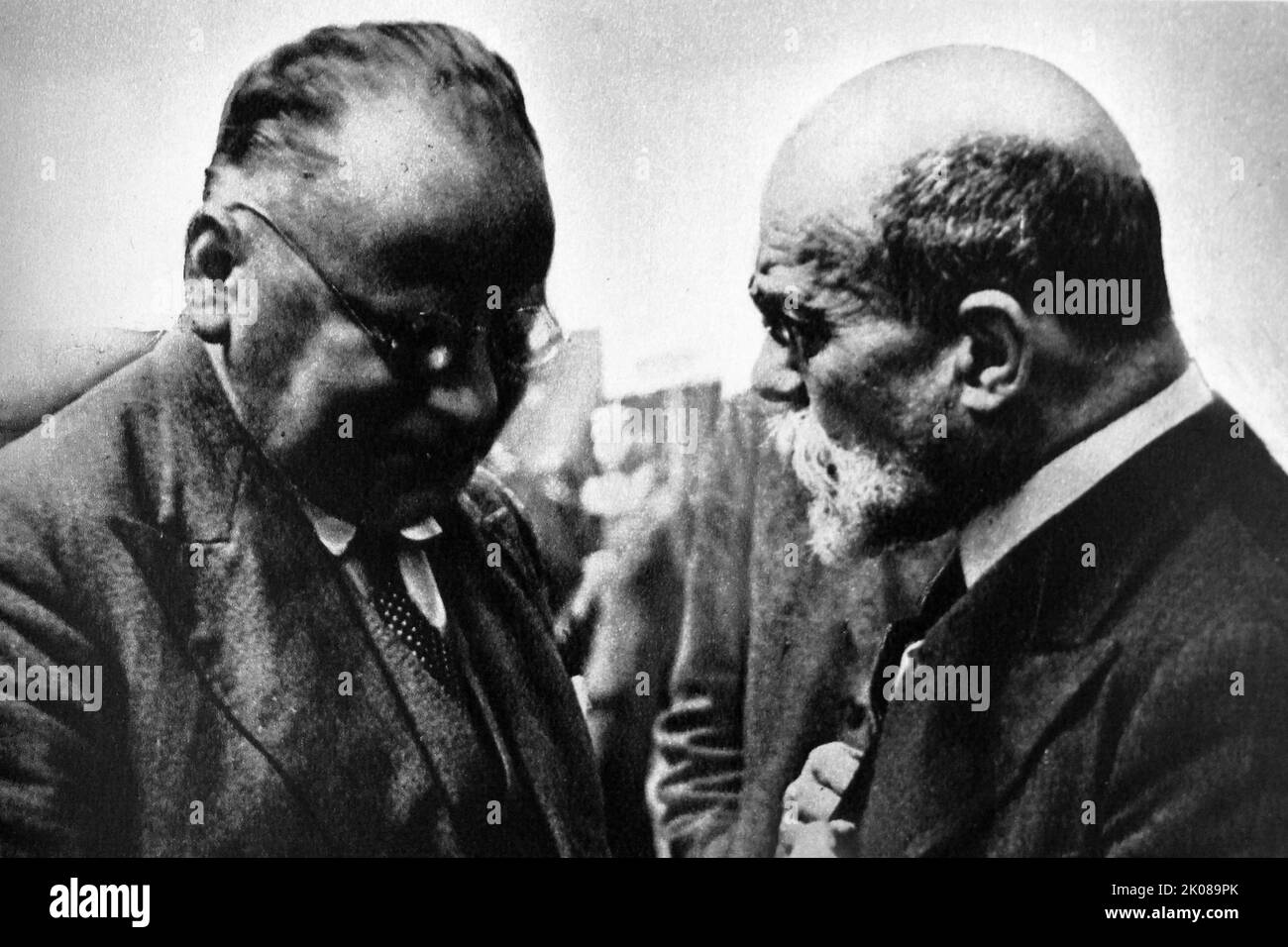 Maxim Maximovich Litvinov und Jean Louis Barthou. Maxim Maximovich Litvinov (geb.: Meir Henoch Wallach-Finkelstein; 17. Juli 1876 - 31. Dezember 1951) war ein russischer revolutionärer und prominenter sowjetischer Staatsmann und Diplomat. Jean Louis Barthou (25. August 1862 - 9. Oktober 1934) war ein französischer Politiker der Dritten Republik, der 1913 acht Monate lang als Premierminister von Frankreich diente Stockfoto