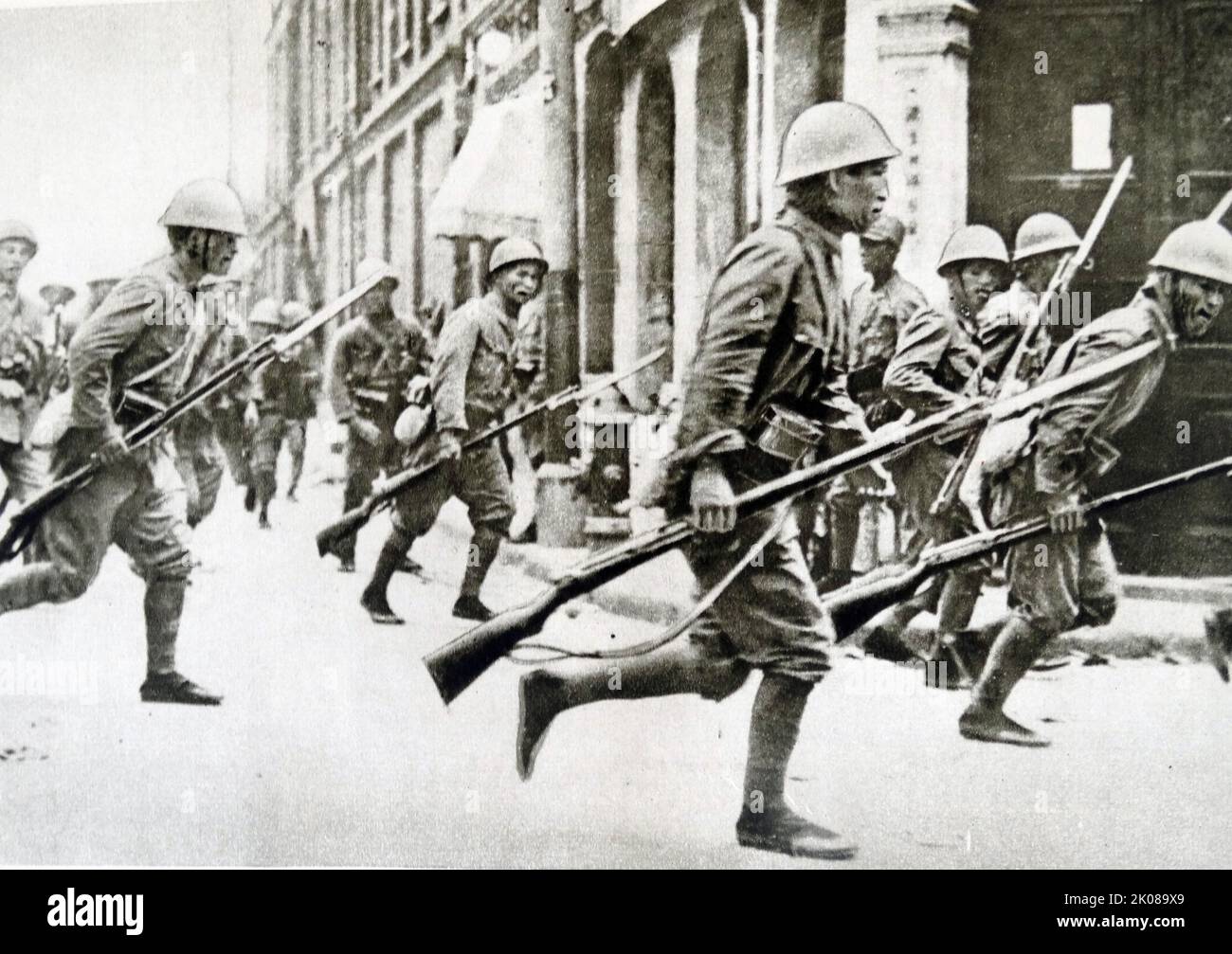 Japanische Soldaten in Shanghai im Jahr 1937. Die Schlacht von Shanghai war die erste der 22 großen Kämpfe, die zu Beginn des Zweiten Chinesisch-Japanischen Krieges zwischen der Nationalen Revolutionären Armee (NRA) der Republik China (ROC) und der Kaiserlichen Japanischen Armee (IJA) des Kaiserreichs Japan ausgetragen wurden Stockfoto