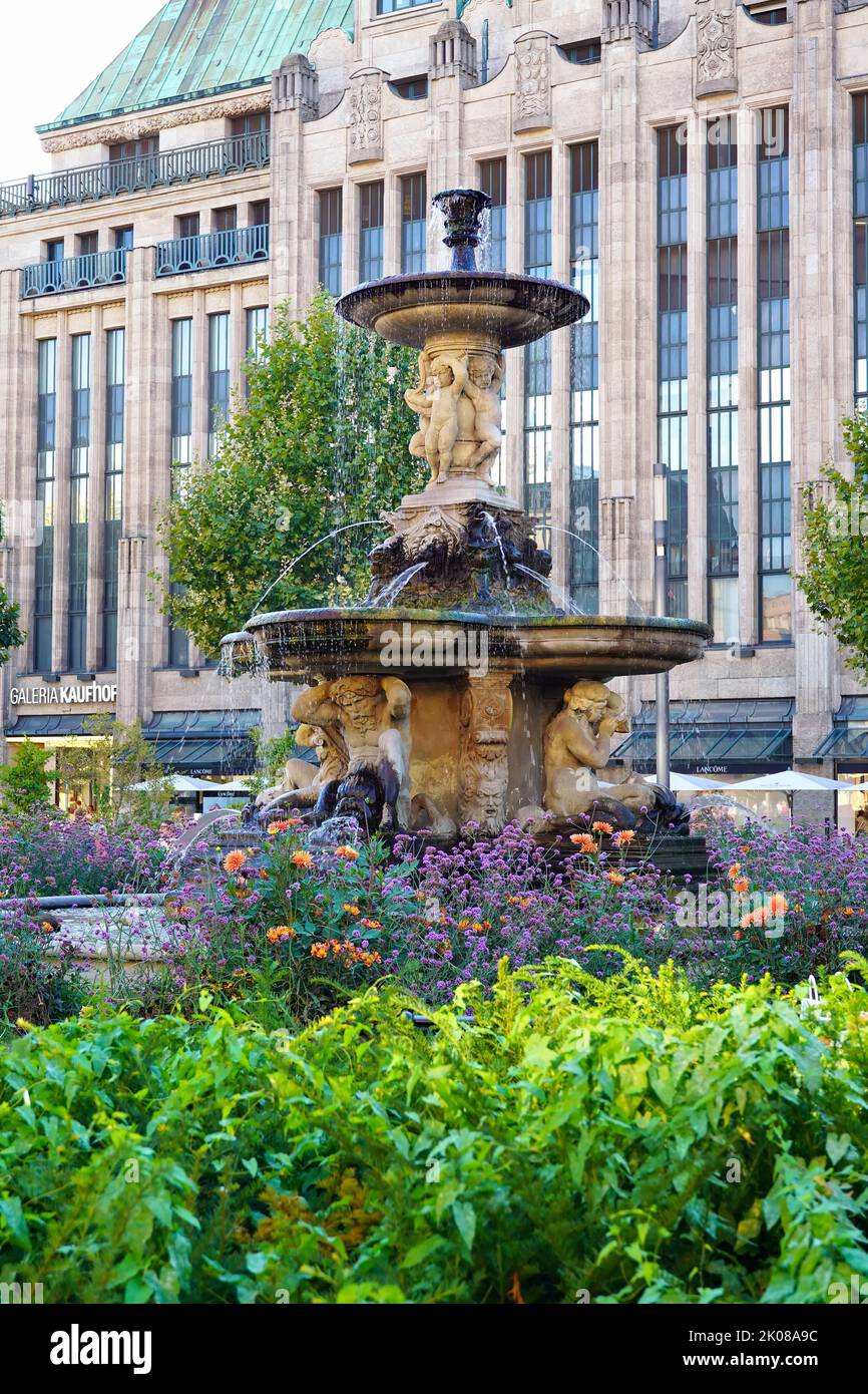 Der historische Cornelius-Brunnen, erbaut 1882, vor dem Kaufhof am Corneliusplatz in der Düsseldorfer Innenstadt. Stockfoto