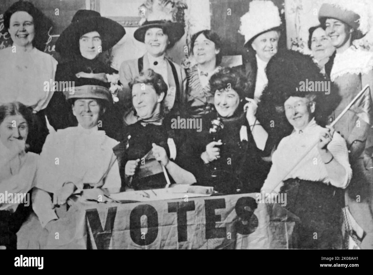 Frauen sufragettes, die für Stimmen werben. Eine Frauenrechtlerin war Anfang des 20.. Jahrhunderts Mitglied einer aktivistischen Frauenorganisation, die unter dem Banner "Votes for Women" für das Wahlrecht bei öffentlichen Wahlen im Vereinigten Königreich kämpfte Stockfoto