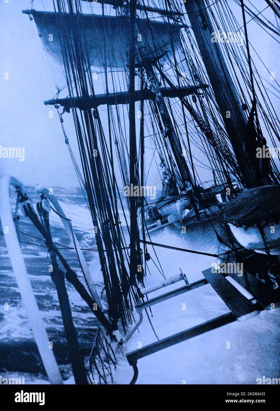 Schwere Meere brechen über das Deck. Schwarz-Weiß-Foto eines Segelbootes am Tegernsee im bayerischen Miesbach. Schwarzweiß-Foto Stockfoto