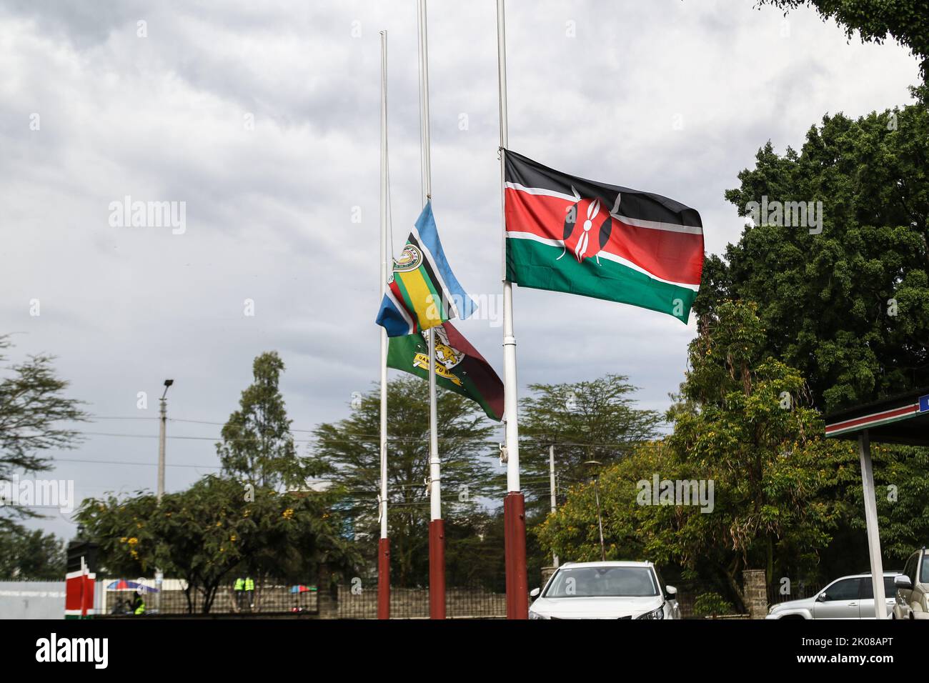 Nakuru, Kenia. 10. September 2022. Die Flagge Kenias (R), der ostafrikanischen Gemeinschaft (C) und der kenianischen Verwaltungspolizei fliegen halbmast vor dem Büro des Präsidenten, dem Rift Valley Regional Headquarters in Nakuru, während Kenia um ihre Majestät, Königin Elizabeth II. Trauert Der scheidende kenianische Präsident, Uhuru Kenyatta, ordnete am 9. September 2022 Flaggen am Halbmast an, um das Leben der verstorbenen Königin zu ehren. Die Flaggen bleiben bis zum Sonnenuntergang am Montag, dem 12. September 2022, halbmast. Kredit: SOPA Images Limited/Alamy Live Nachrichten Stockfoto