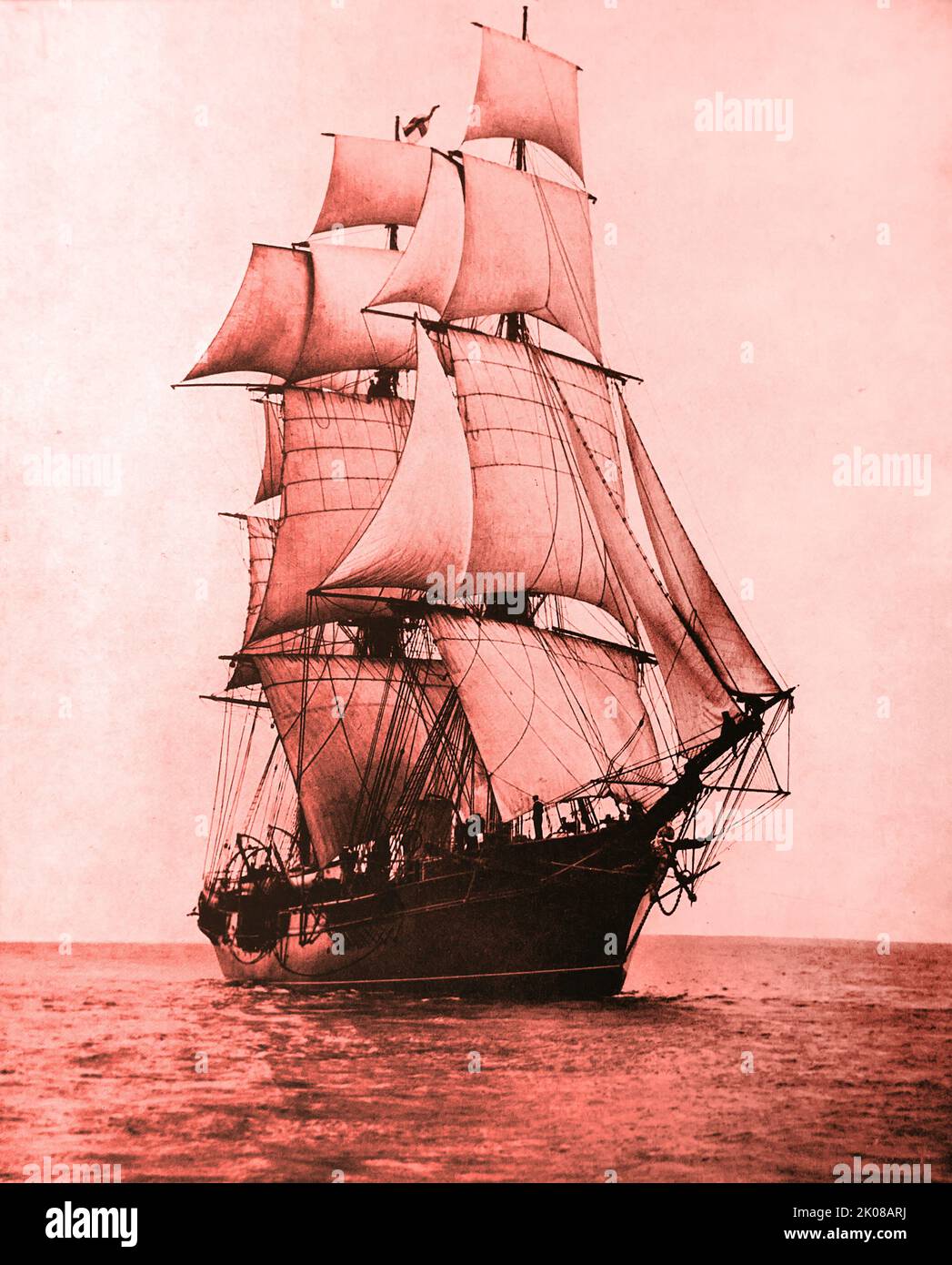 Altmodischer Sailer, der vor dem Wind auf einem See in der Nähe von Berlin läuft. Schwarzweiß-Foto Stockfoto