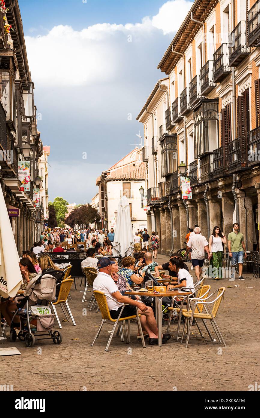 Alcala de Henares, Spanien - 18. Juni 2022: Bartische und Touristen, die in den Straßen von Alcala de Henares speisen Stockfoto