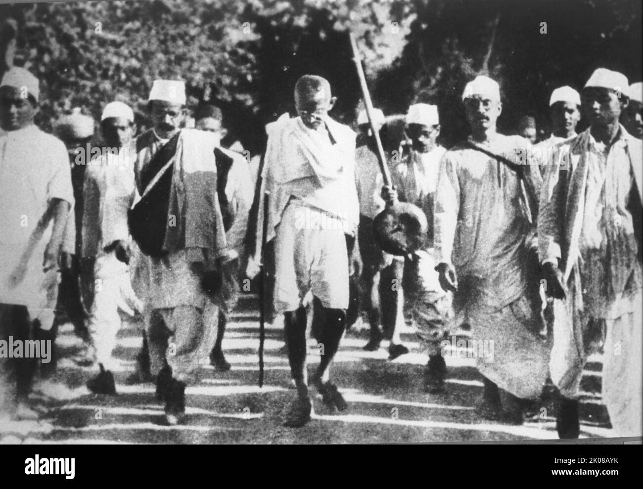 Gandhi während des Salzmarsches, März 1930. Mohandas Karamchand Gandhi (2. Oktober 1869 - 30. Januar 1948) war ein indischer Anwalt, antikolonialer Nationalist und politischer Ethiker, der gewaltfreien Widerstand einstellte, um die erfolgreiche Kampagne für Indiens Unabhängigkeit von der britischen Herrschaft anzuführen Stockfoto