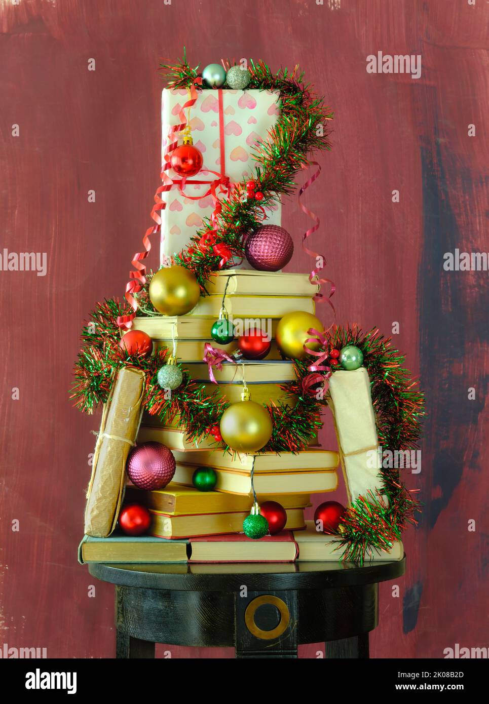 Bücher als weihnachtsgeschenk, weihnachtsgeschenk, Lesen, Literatur, Bildung, weihnachten, Feiertag, weihnachtsbaum und Dekoration Stockfoto