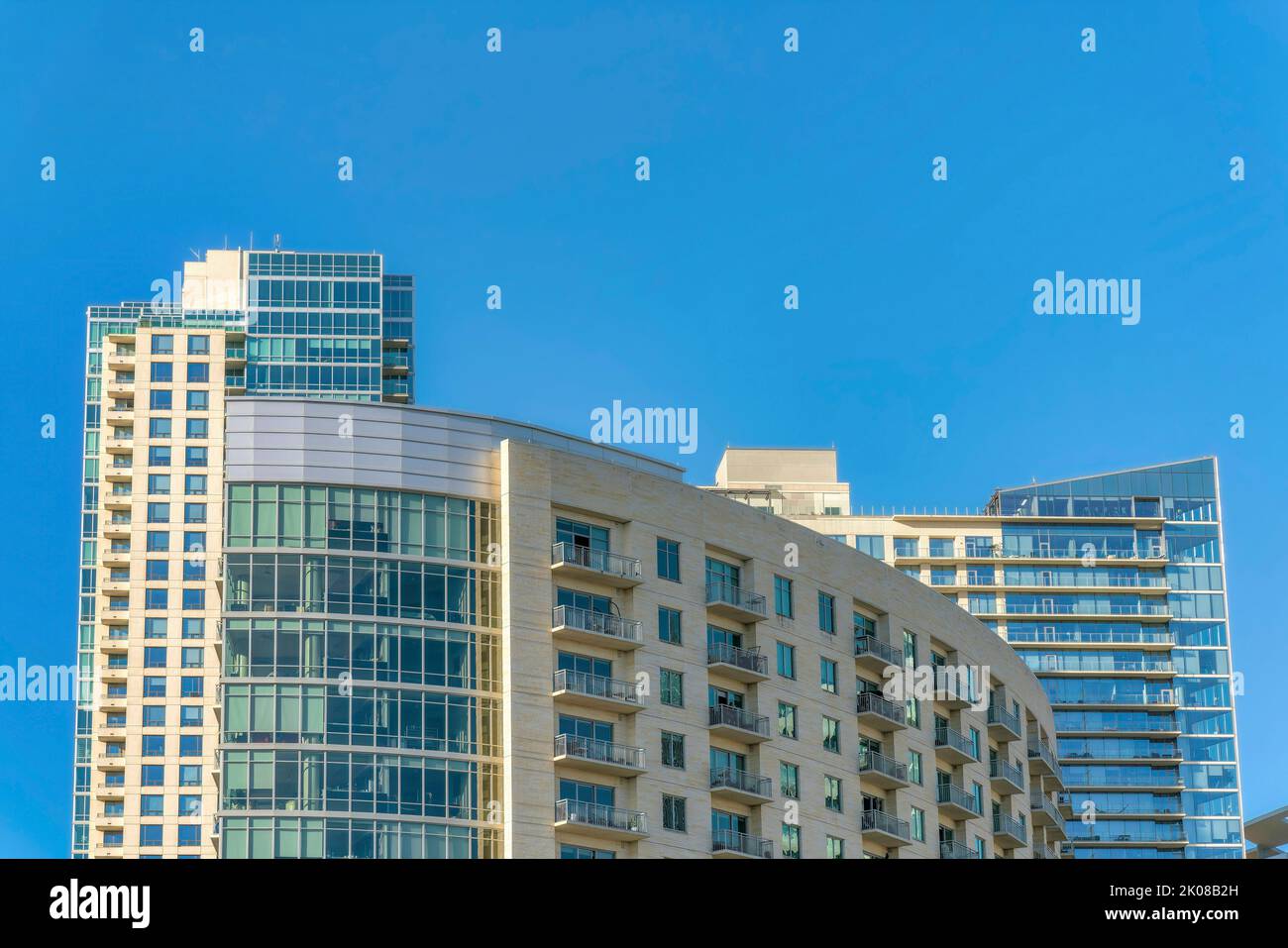 Luxus-Apartments mit Glasfassade vor blauem Himmel Hintergrund an einem sonnigen Tag. Skyline von Austin Texas mit Blick von außen auf moderne Wohngebäude Stockfoto