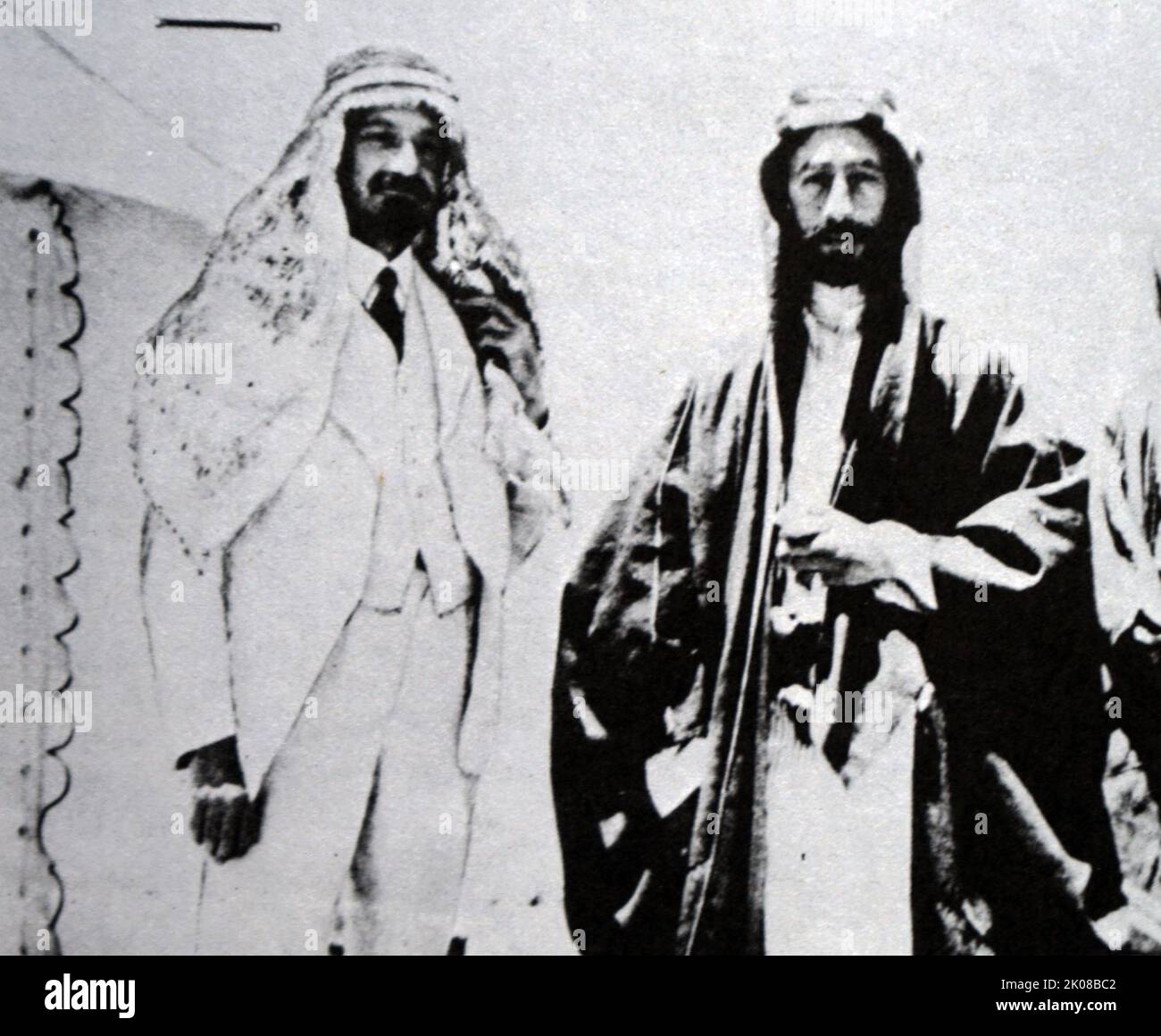 Chaim Azriel Weizmann (27. November 1874 - 9. November 1952) war ein in Russland geborener Biochemiker, zionistischer Führer und israelischer Staatsmann, der als Präsident der Zionistischen Organisation und später als erster Präsident Israels diente. Faisal I bin Al-Hussein bin Ali Al-Hashemi (20. Mai 1885 - 8. September 1933) war 1920 König des Arabischen Königreichs Syrien oder Großsyrien und vom 23. August 1921 bis 1933 König des Irak Stockfoto
