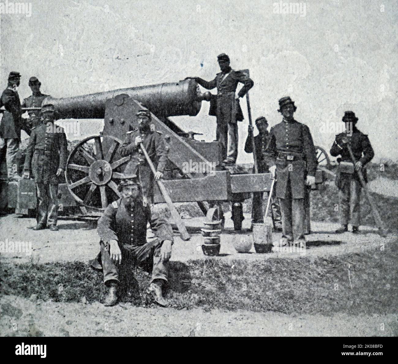 Laden der großen Waffe in Fort Corcoran während des amerikanischen Bürgerkrieges. Der amerikanische Bürgerkrieg (12. April 1861 - 9. Mai 1865) war ein Bürgerkrieg in den Vereinigten Staaten zwischen der Union und den Konföderation-Staaten Stockfoto